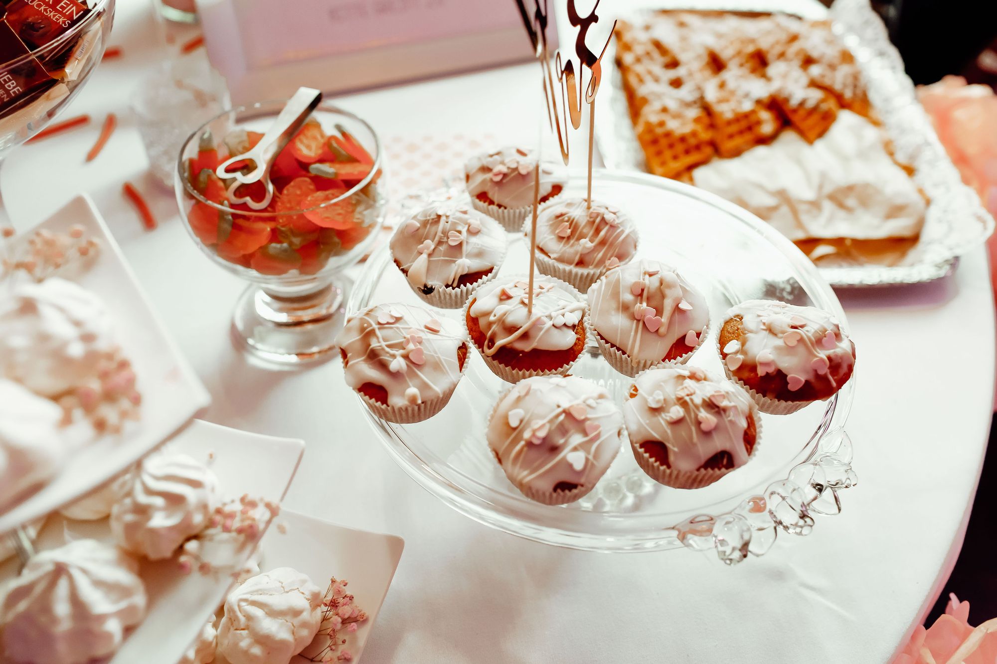 Eine Candy Bar mit kleinen Cupcakes