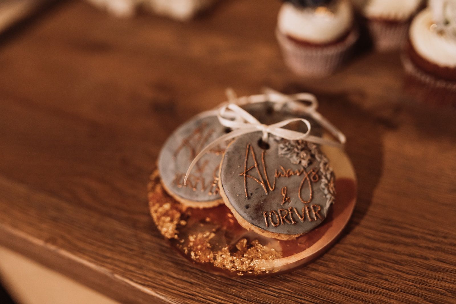 Kleine Kekse mit den Worten "Always & Forever"