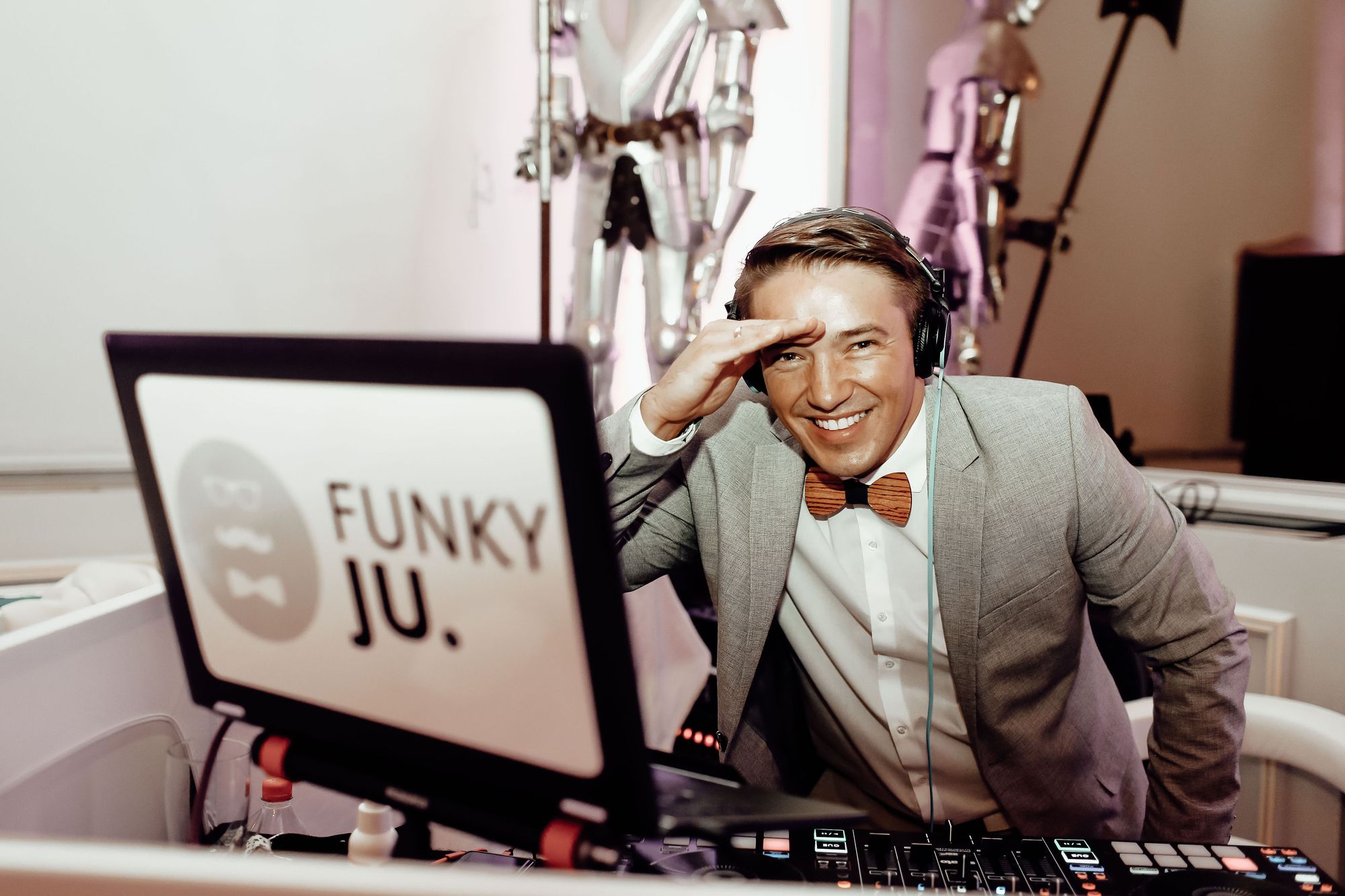 Der DJ lacht in die Kamera