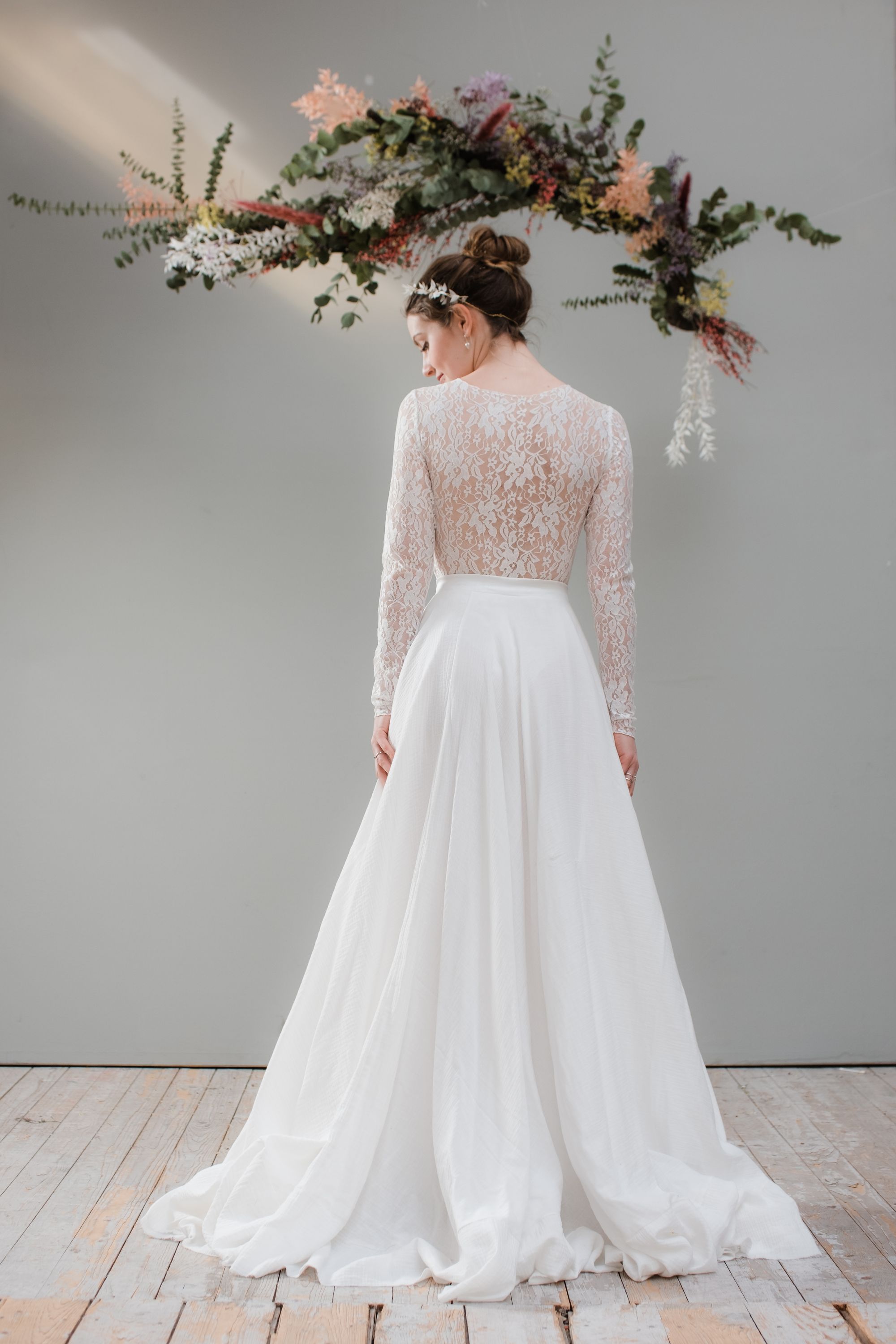 Braut mit Brautkleid von hinten fotografiert
