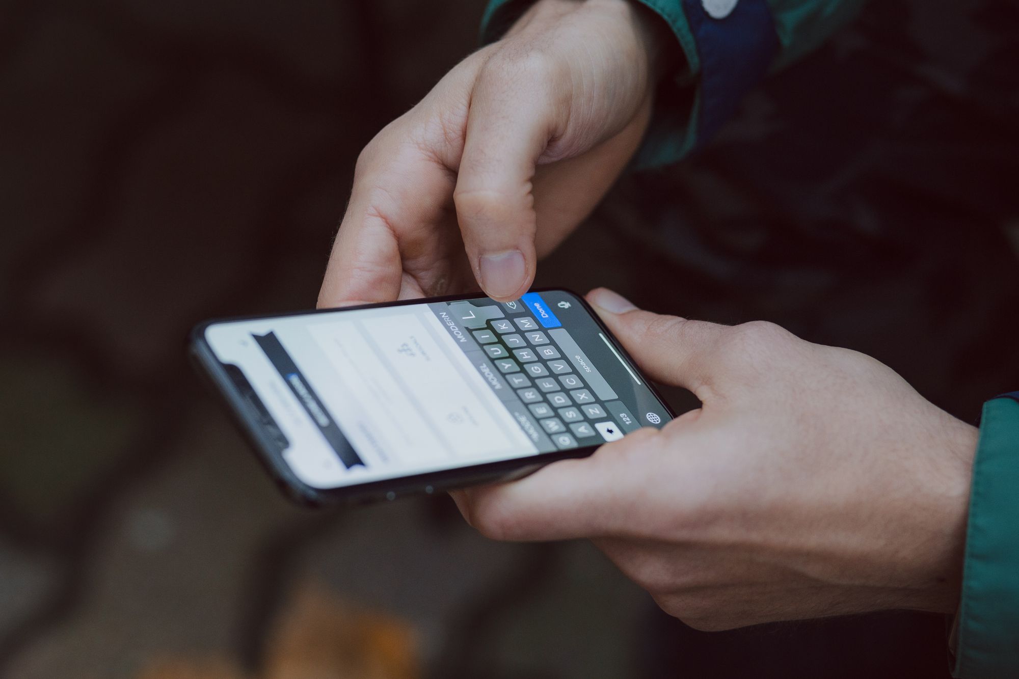 Nahaufnahme ein in den Händen gehaltenes Smartphone
