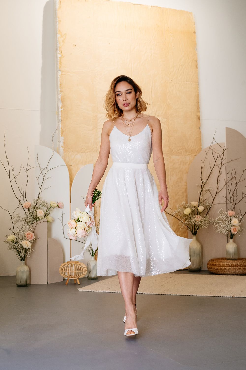 Ein schlichtes Glitzer Brautkleid mit Spaghettiträgern