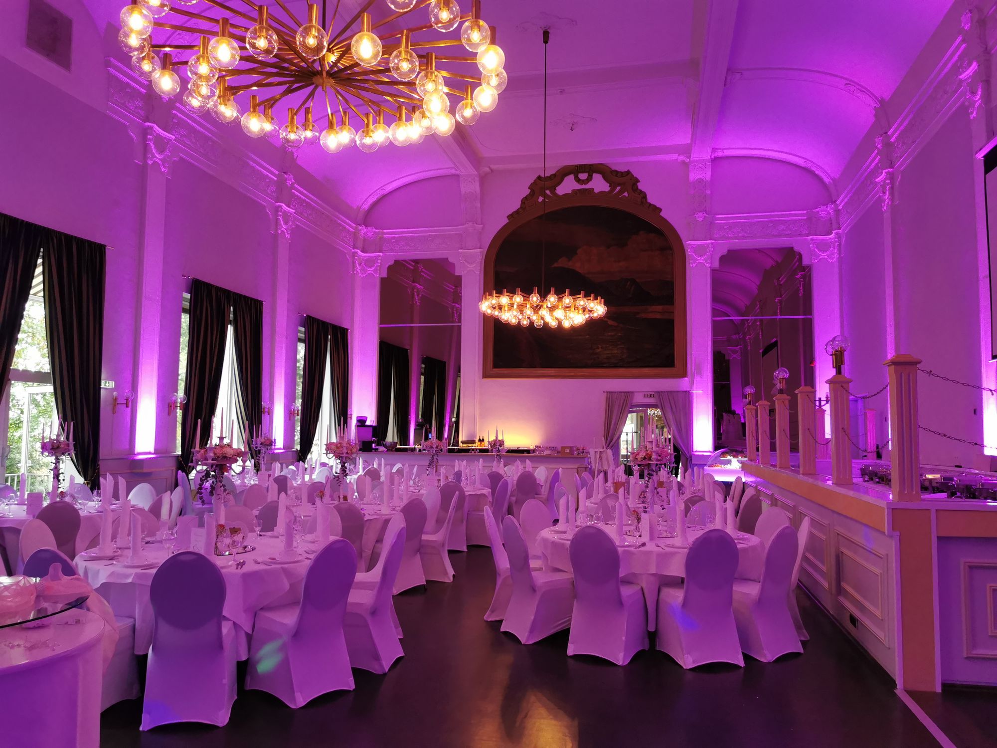 Ein barocker Saal in Lila beleuchtet