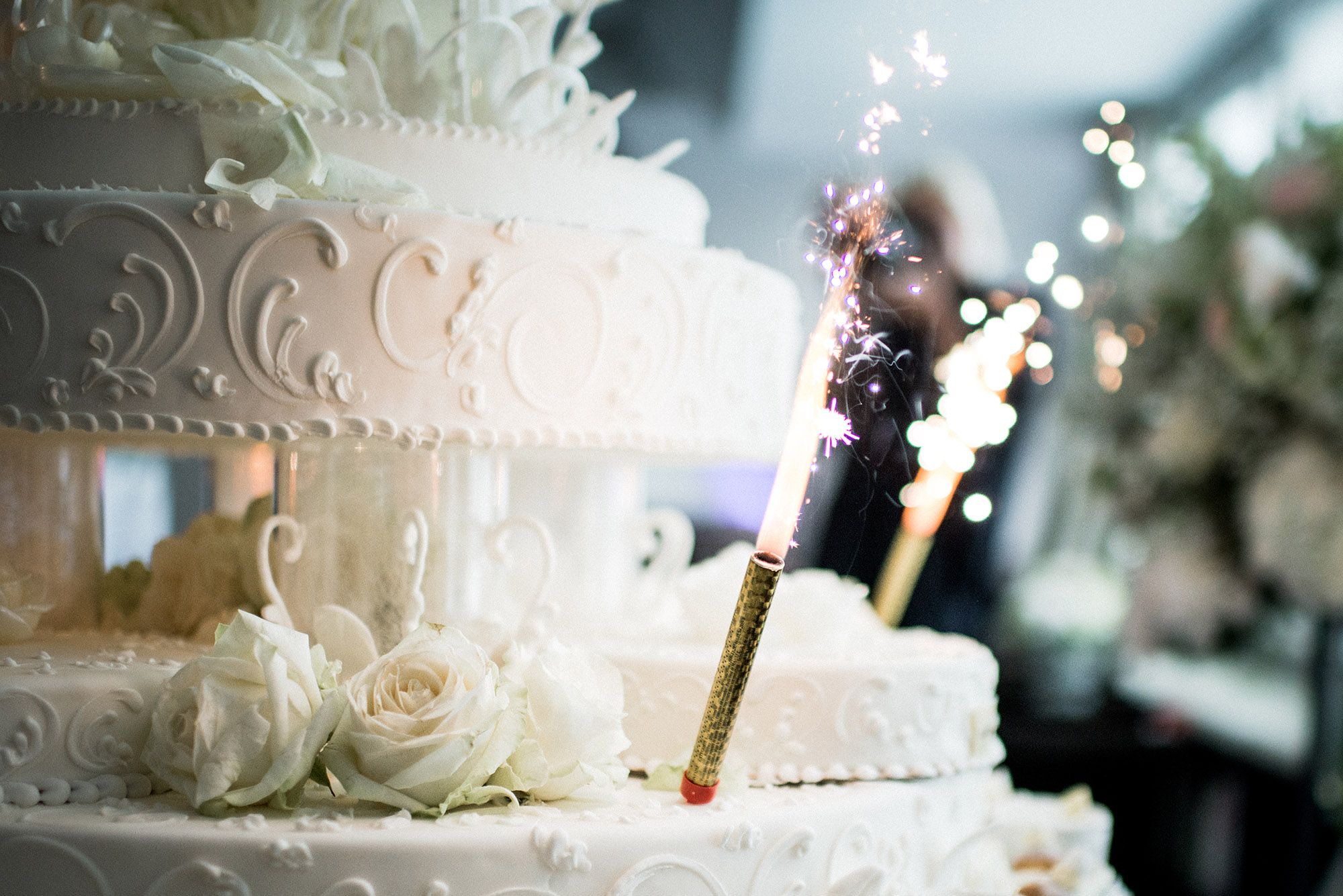 Weiße Hochzeitstorte mit kleinem Feuerwerk