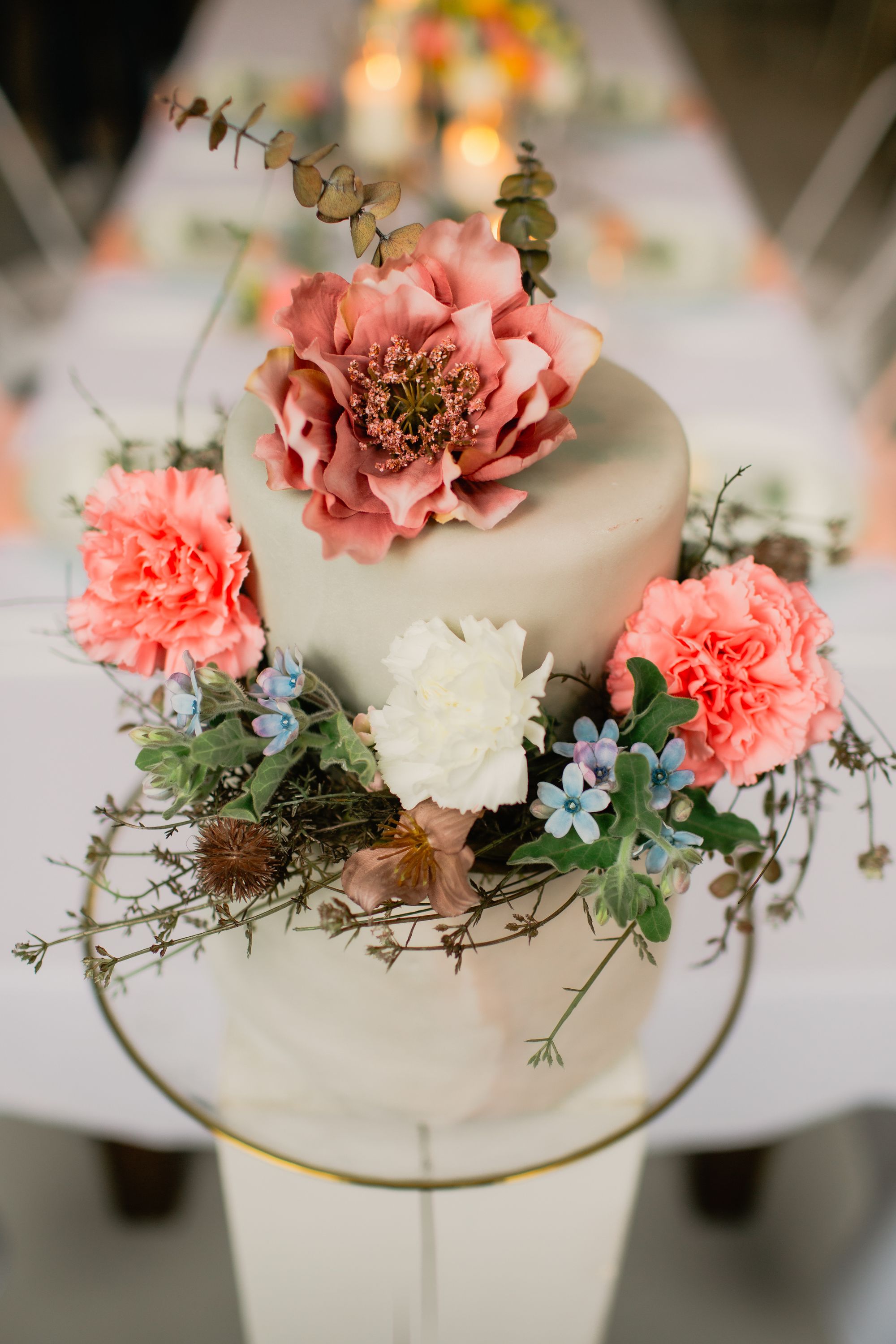 Eine weiße Hochzeitstorte mit vielen Blumen