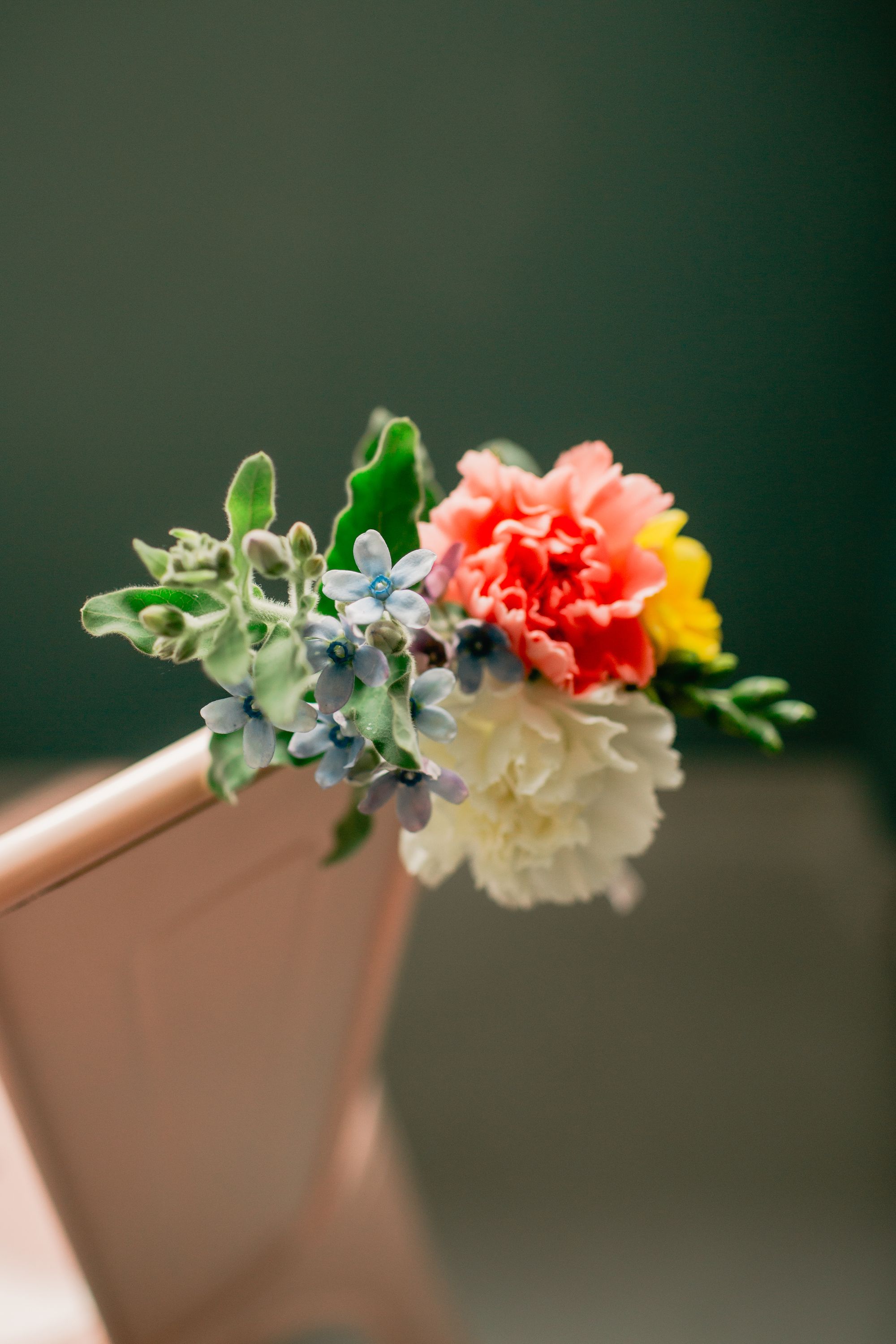 Ein Mini-Blumenstrauß mit rot, weiß und blau