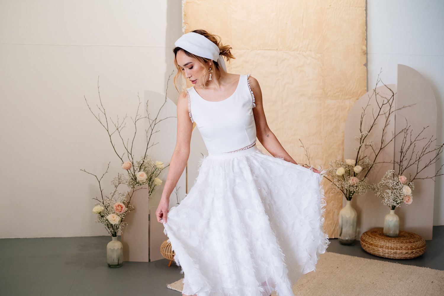 Eine Braut schwingt ihr kurzes Brautkleid