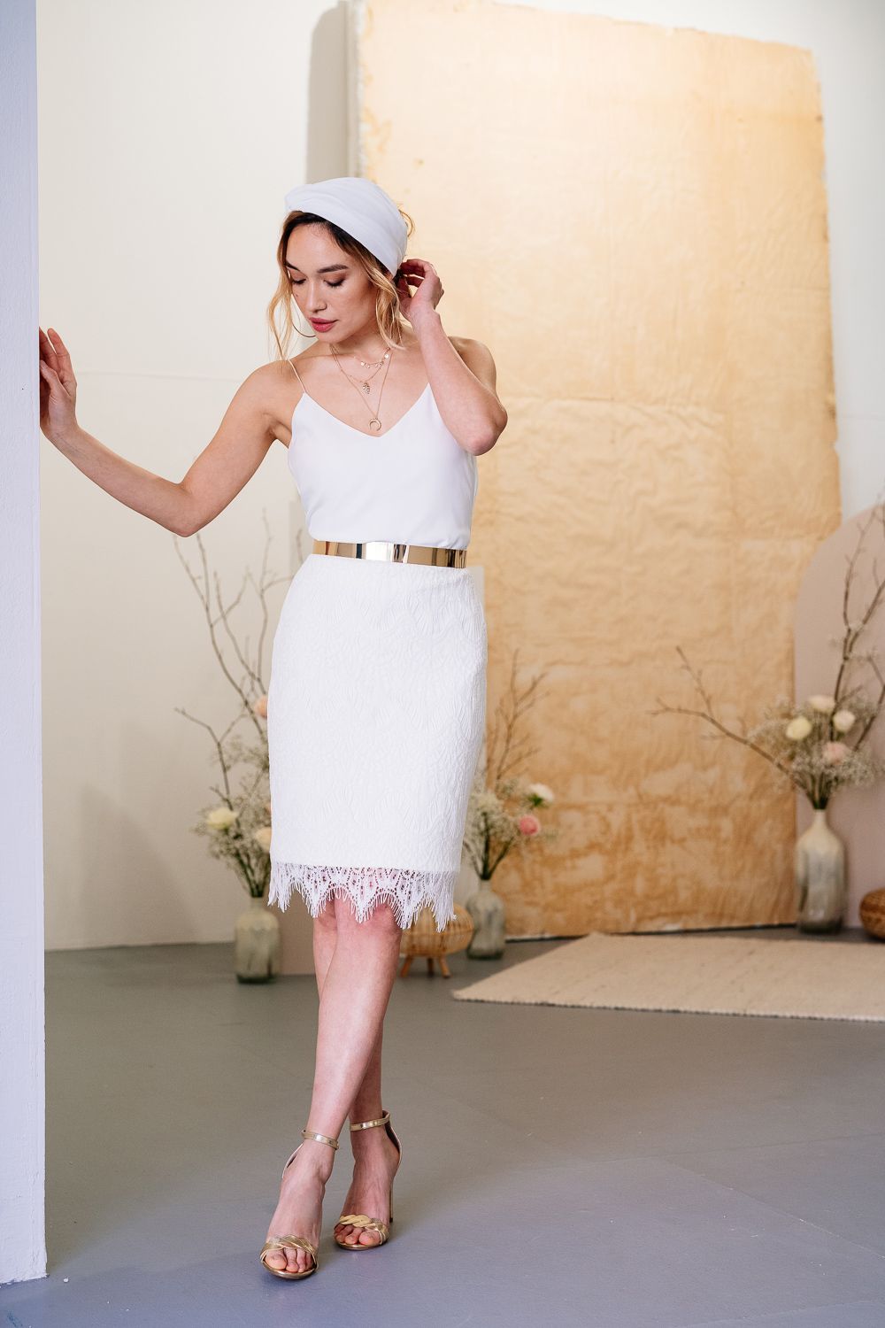 Eine Braut mit kurzem Hochzeitskleid mit dünnen Trägern