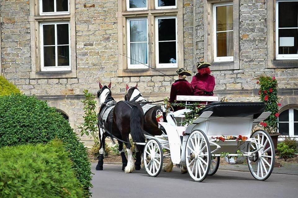 Eine Hochzeitskutsche mit Blumendekoration