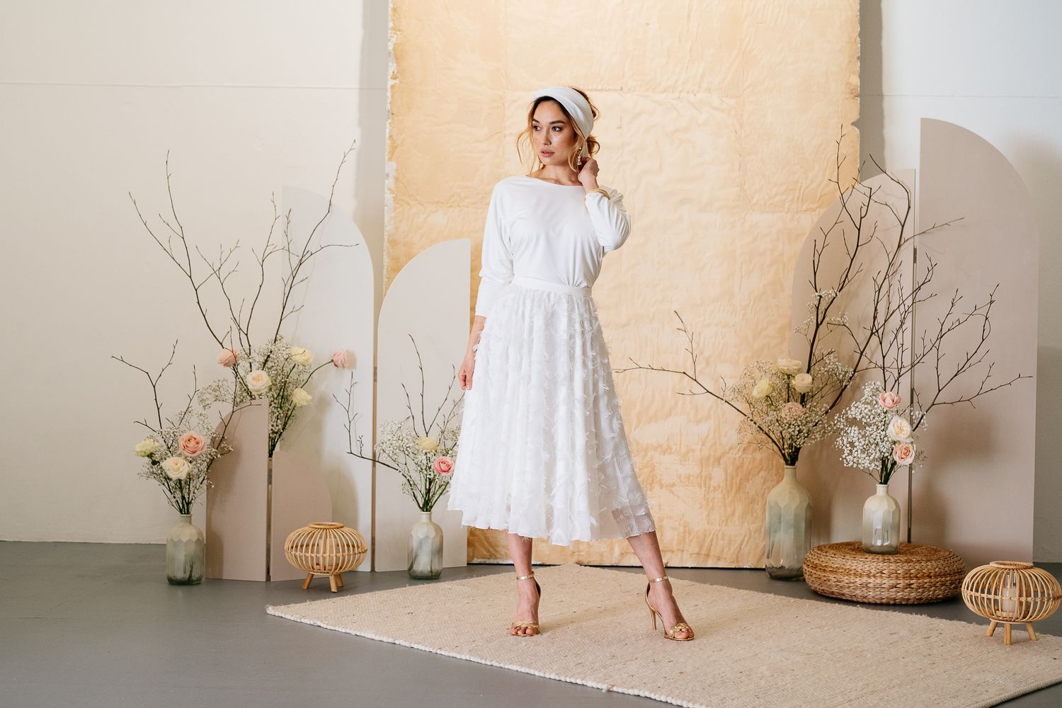 Braut in Hochzeitskleid in Midi-Länge mit langen Ärmeln
