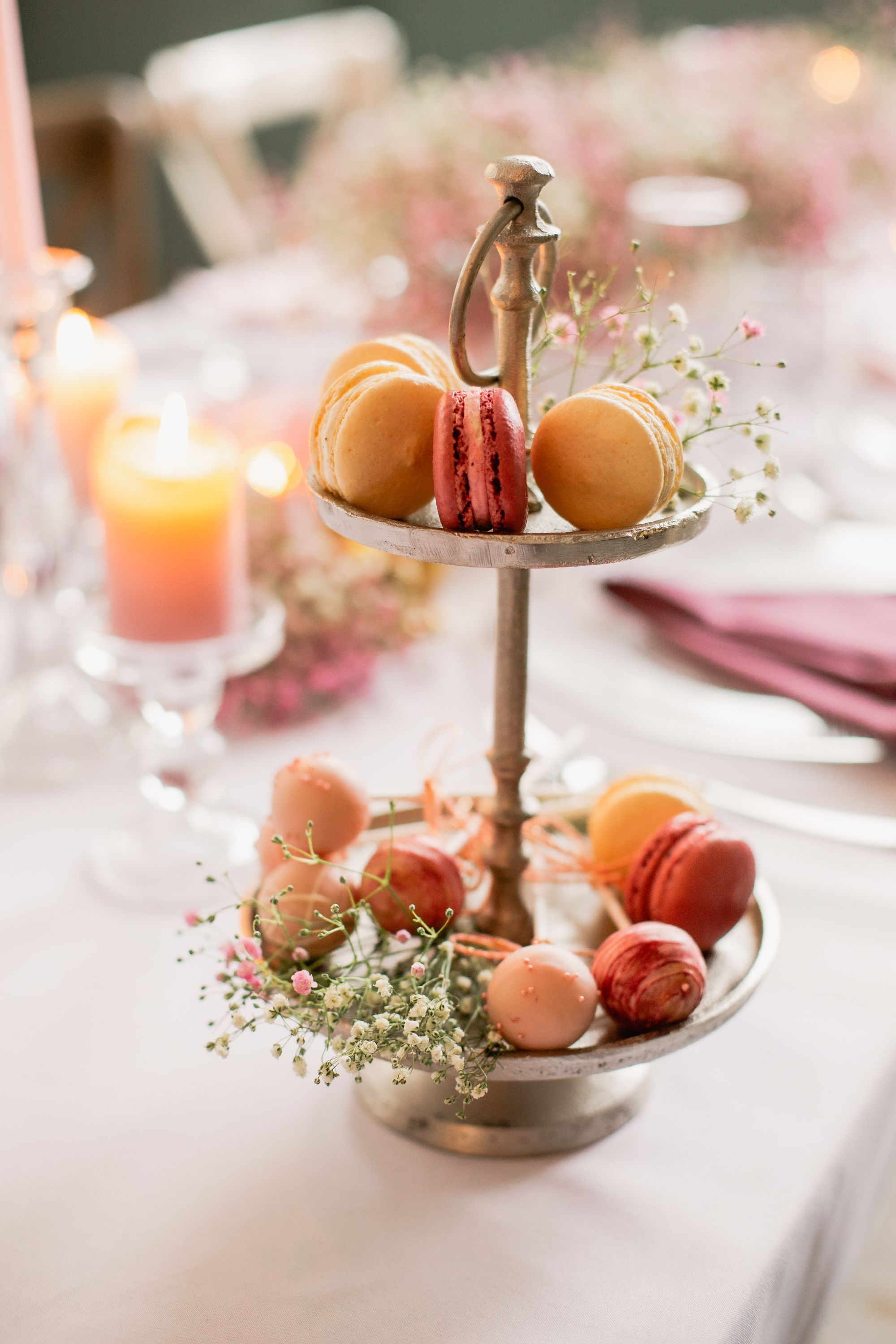 Eine Étagère mit Macarons