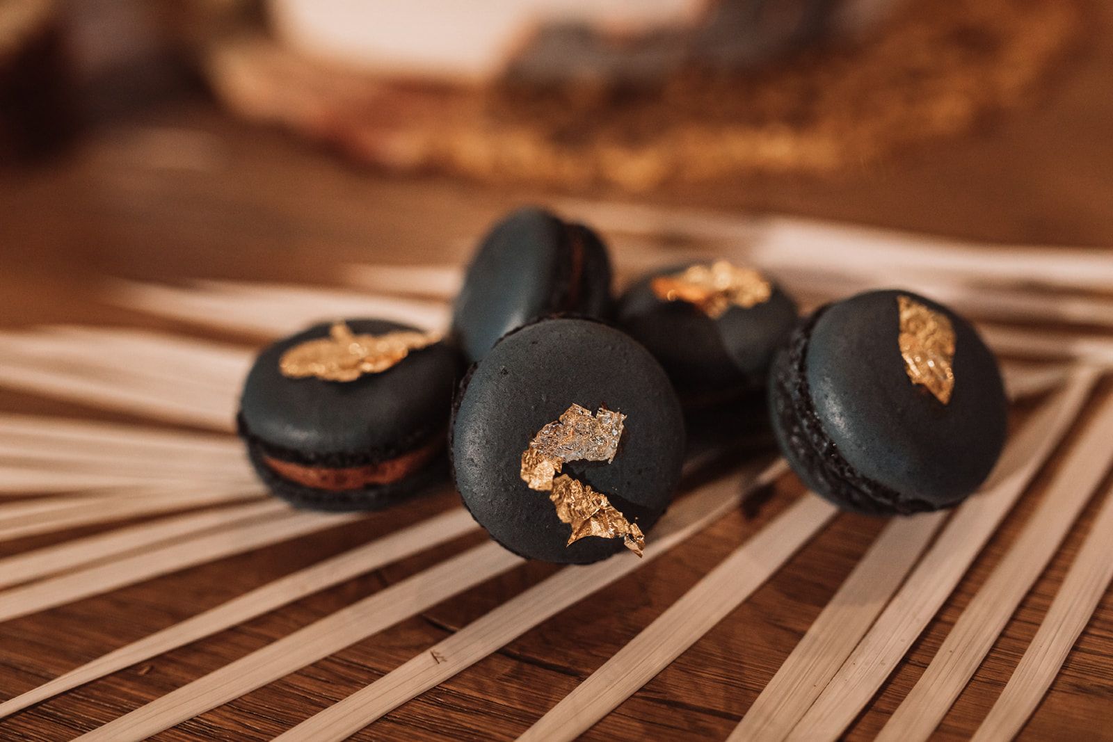 Schwarze Macarons mit Blattgold