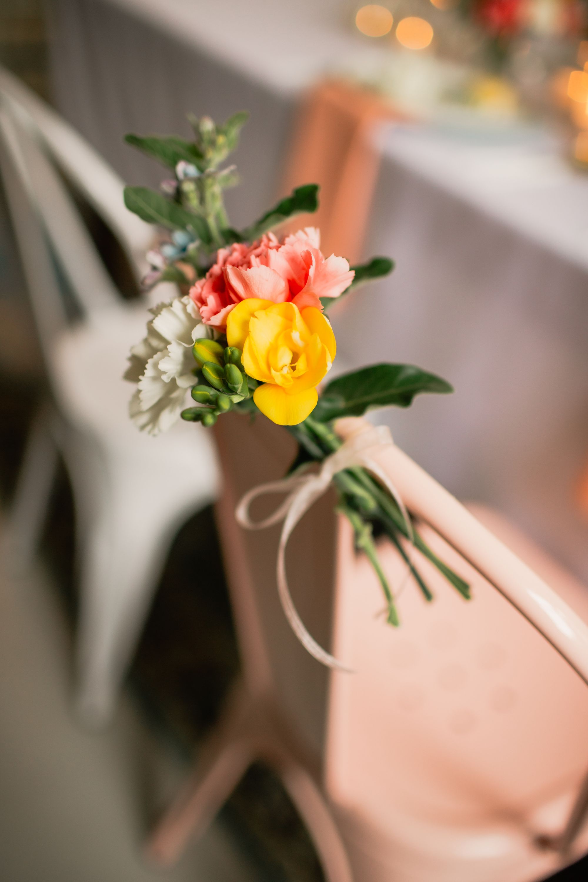 Kleine Blumen sind zum Bund zusammengeschnürt