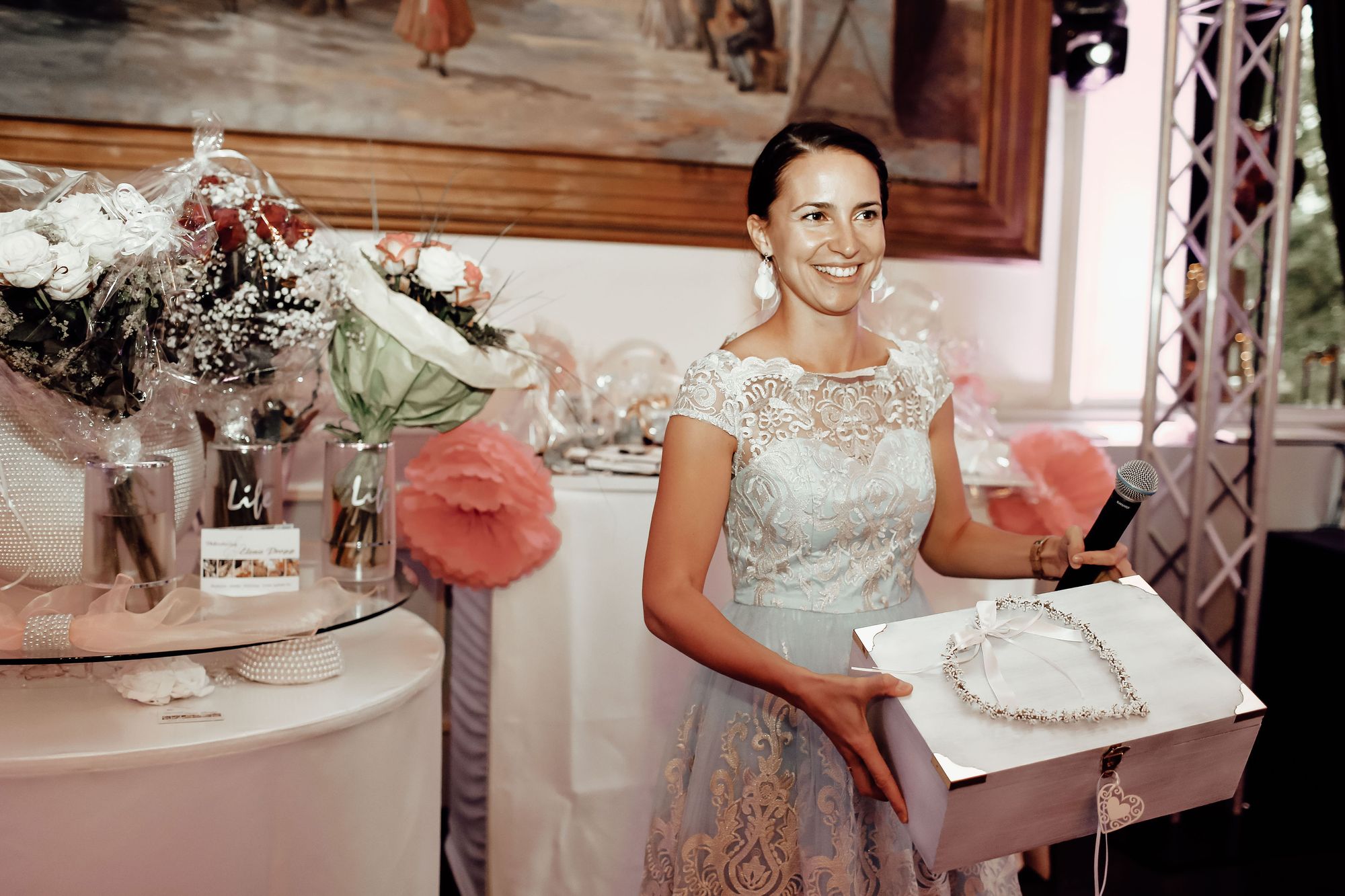 Eine Hochzeitsmoderatorin hält eine Box