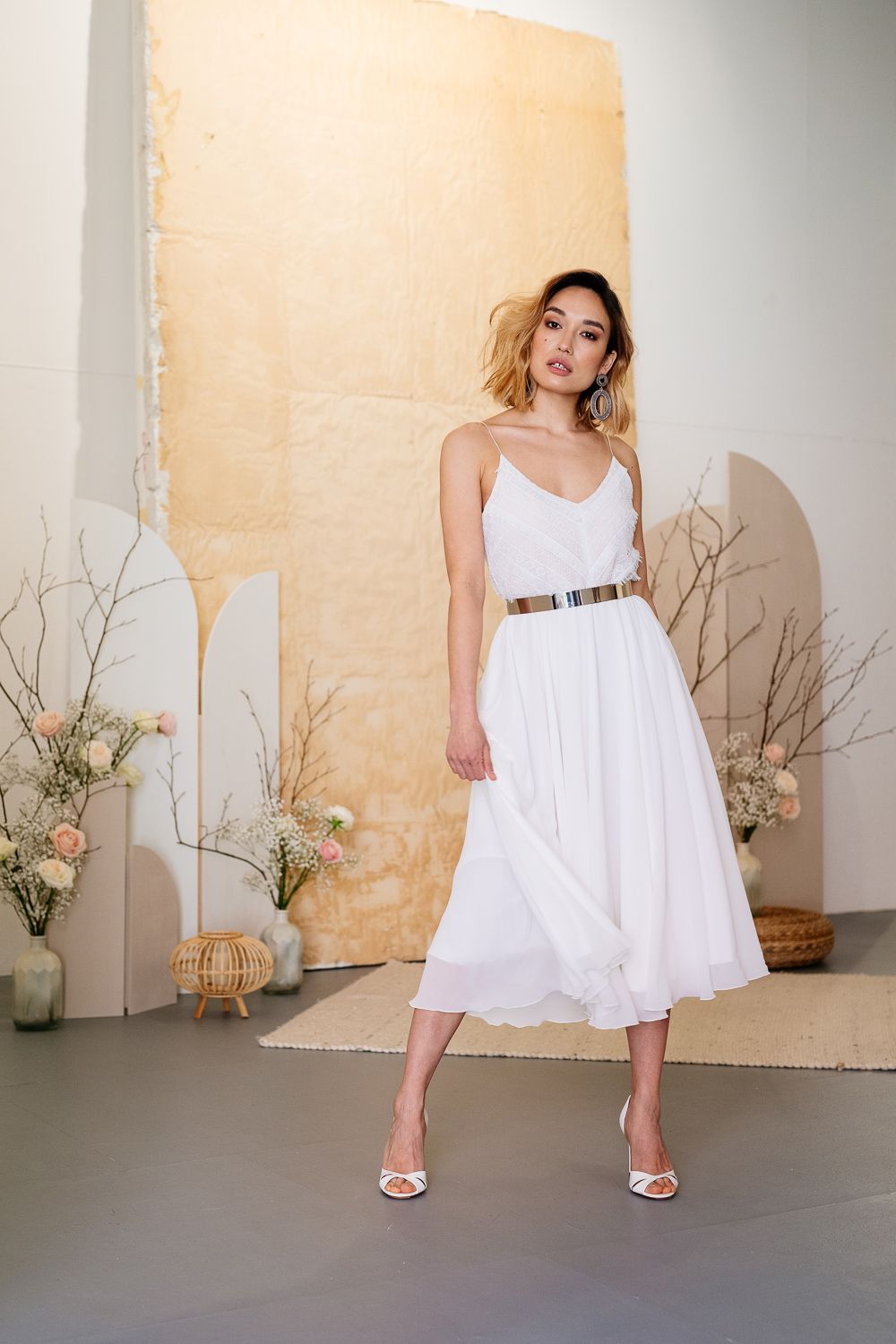 Ein schlichtes Brautkleid mit goldenem Gürtel