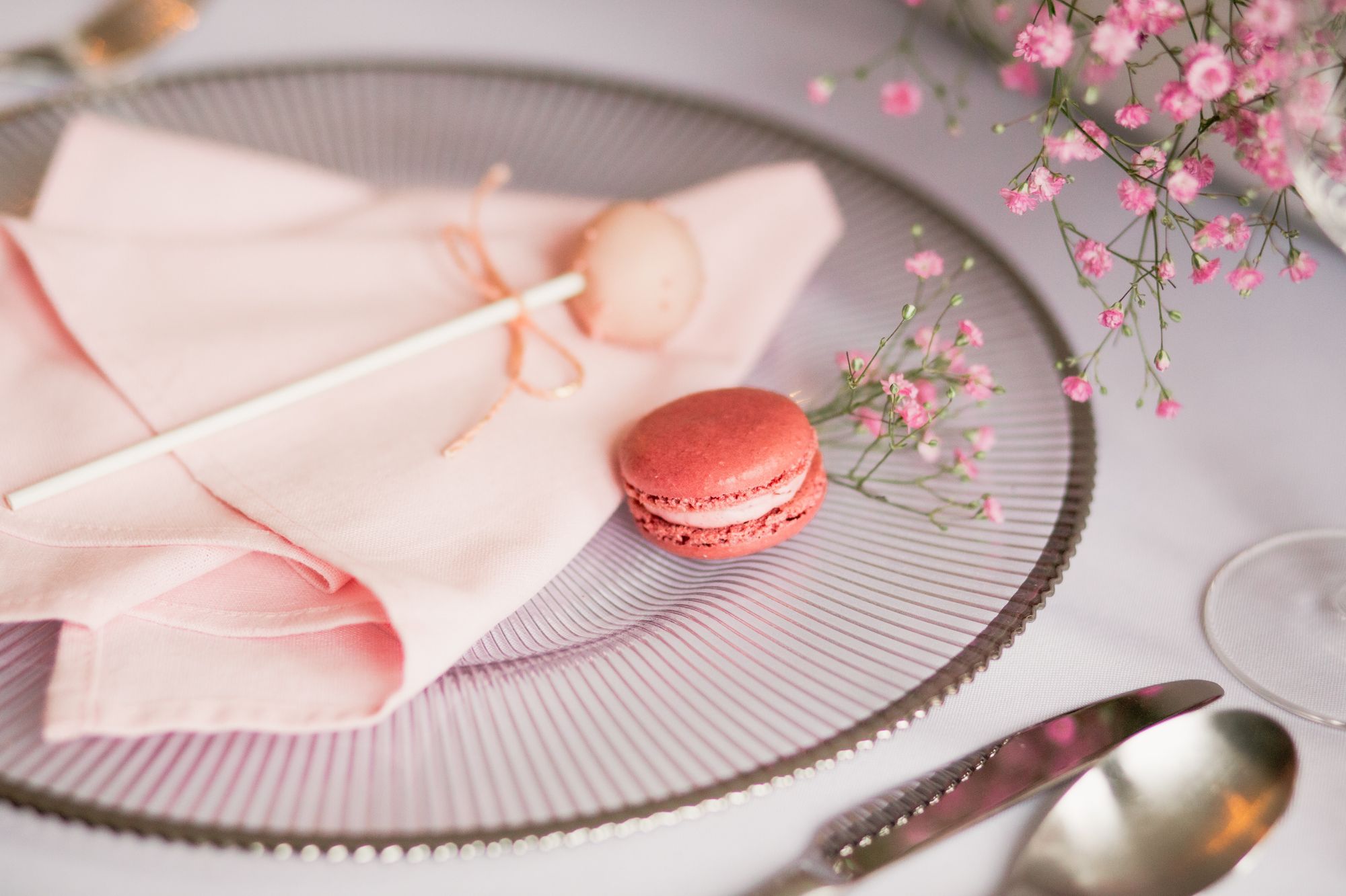Gläserner Teller ist mit einem Macaron beschmückt