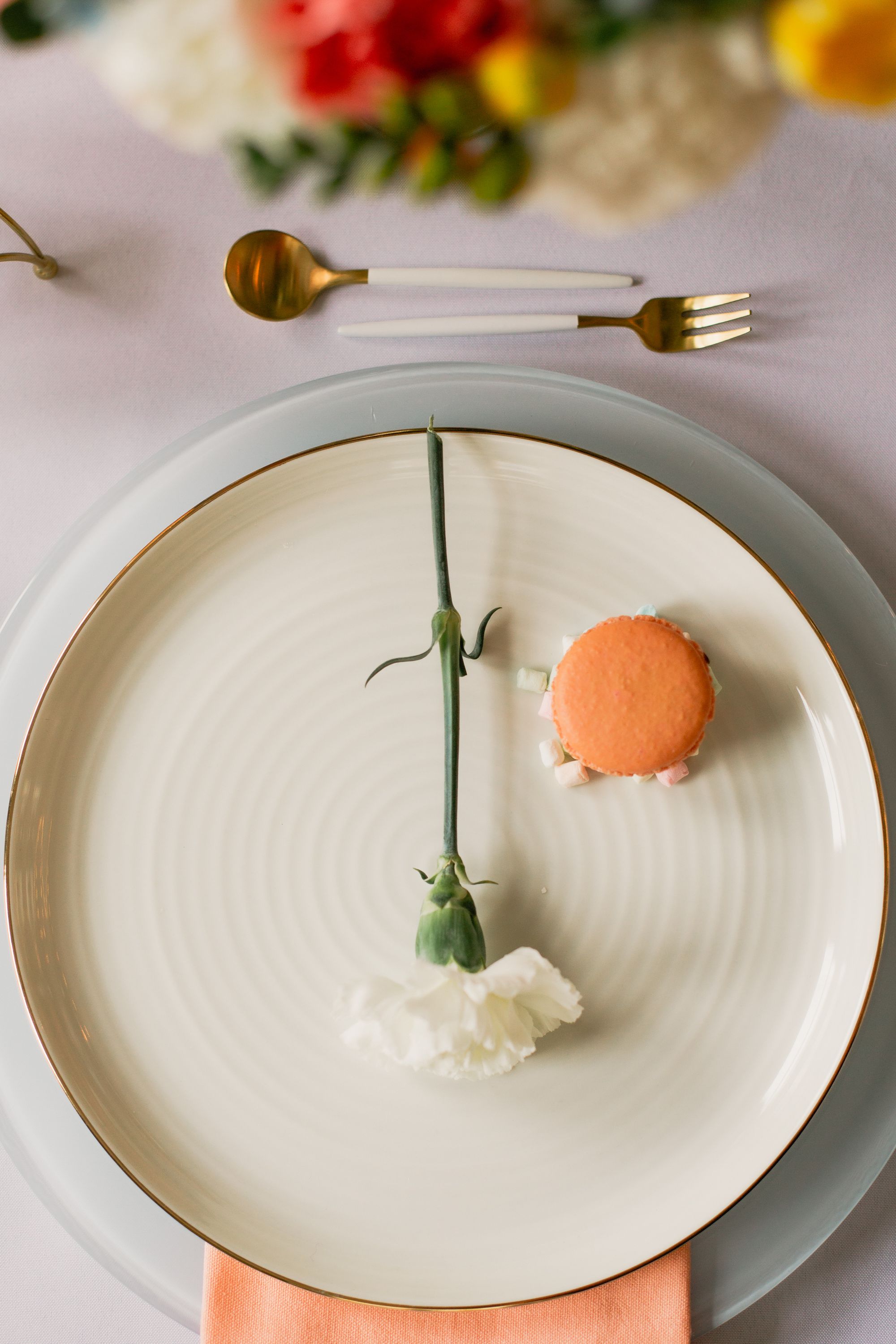 Weißer Prozellan Teller mit Macaron und Blume