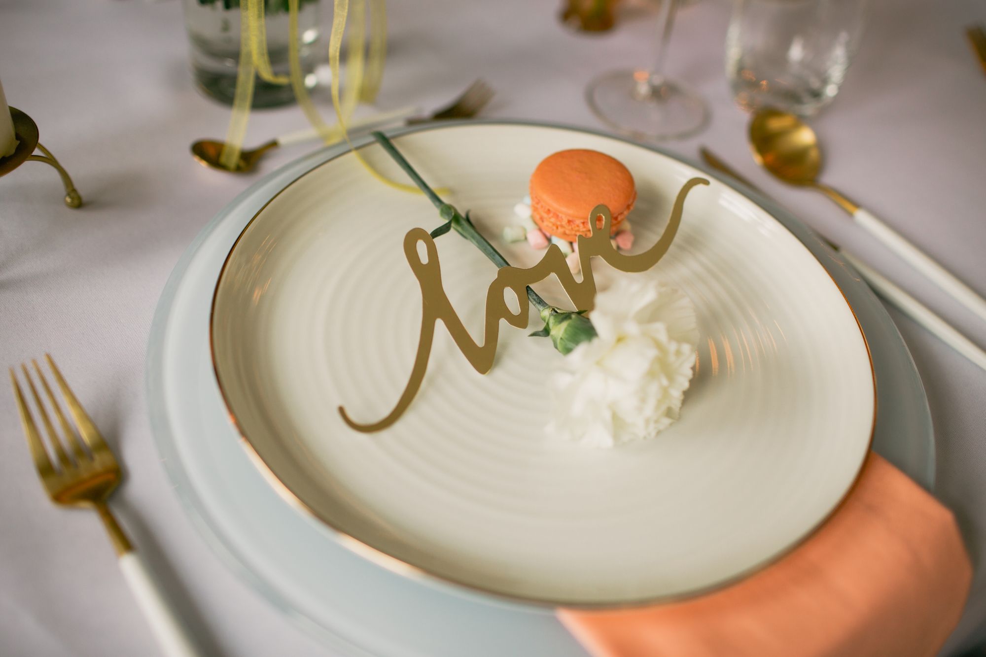 Weißer Teller mit goldener Schrift "Love"