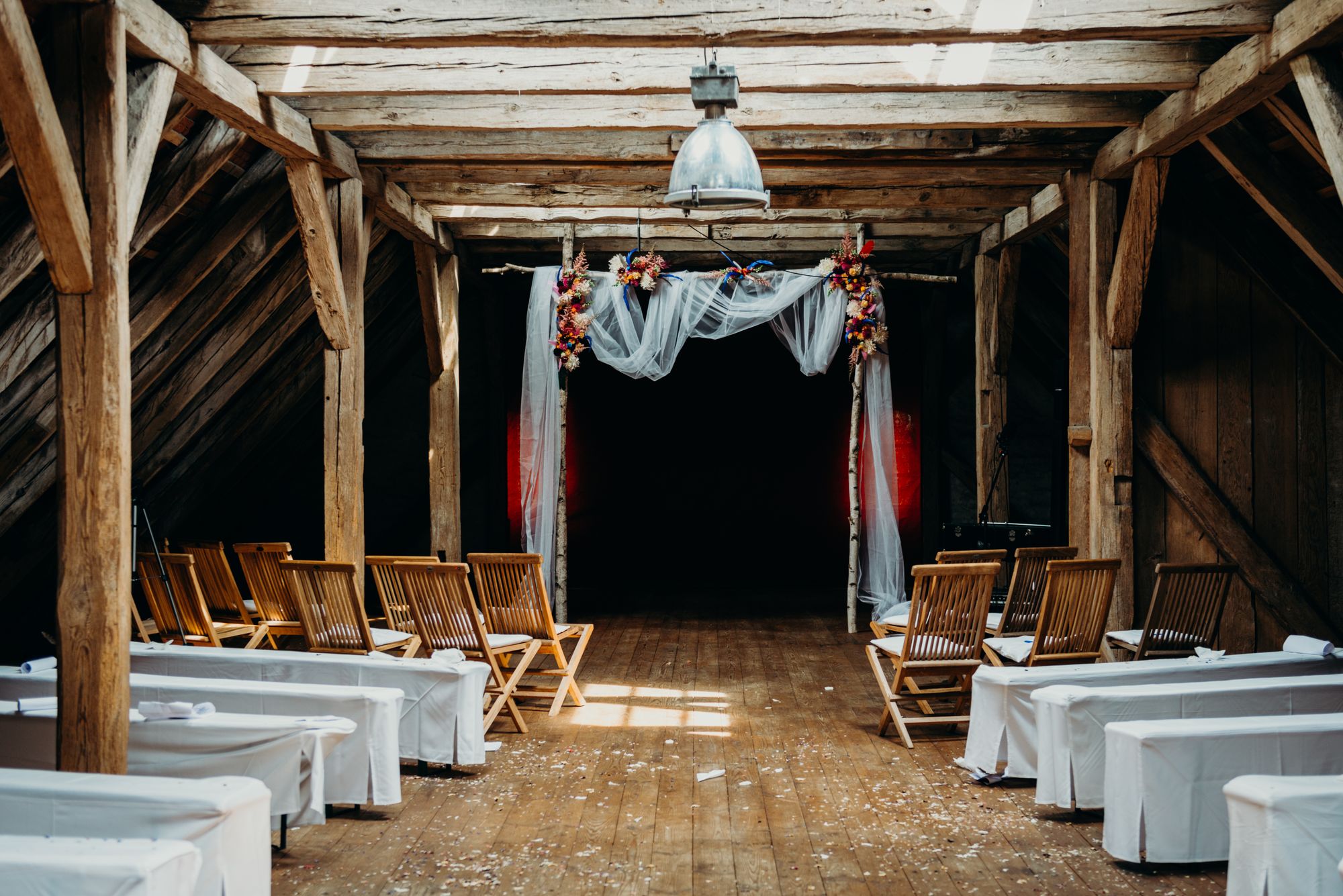 Hochzeitsbogen in einem Dachboden aus Holz