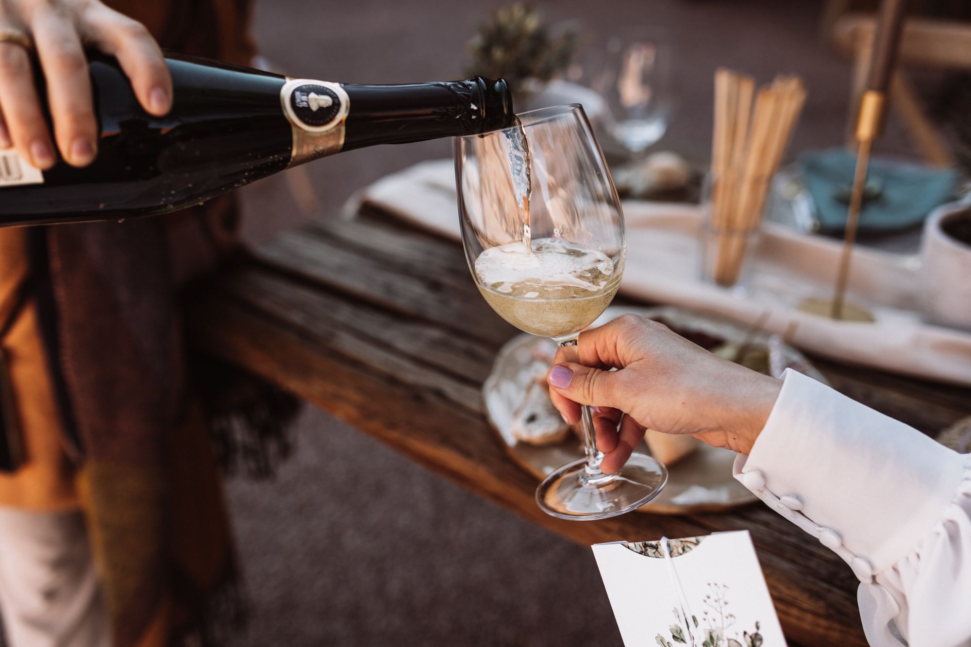 Wein wird in ein Glas eingeschenkt
