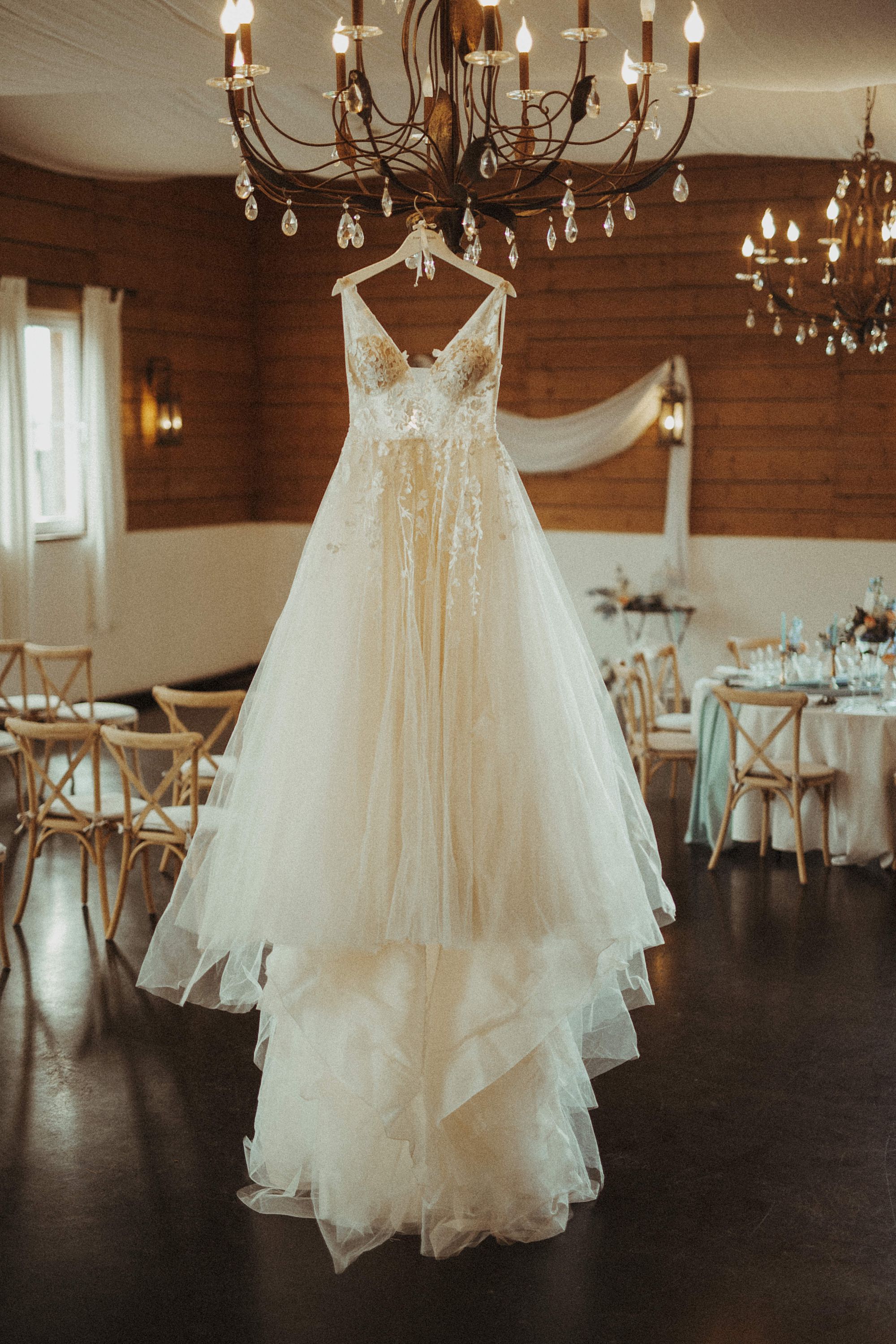 Das Brautkleid hängt am Kronleuchter