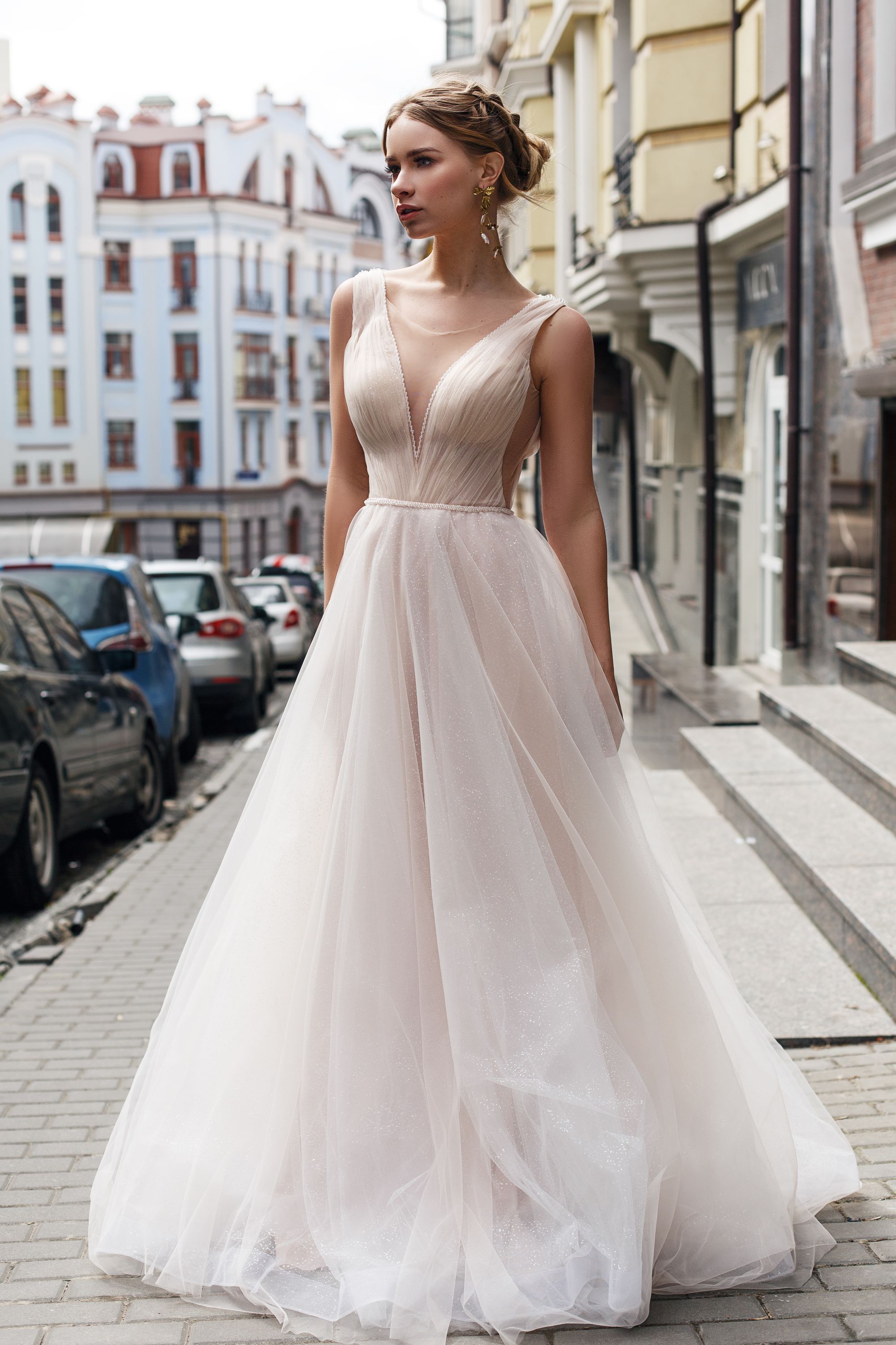 Braut trägt ein Epire Brautkleid