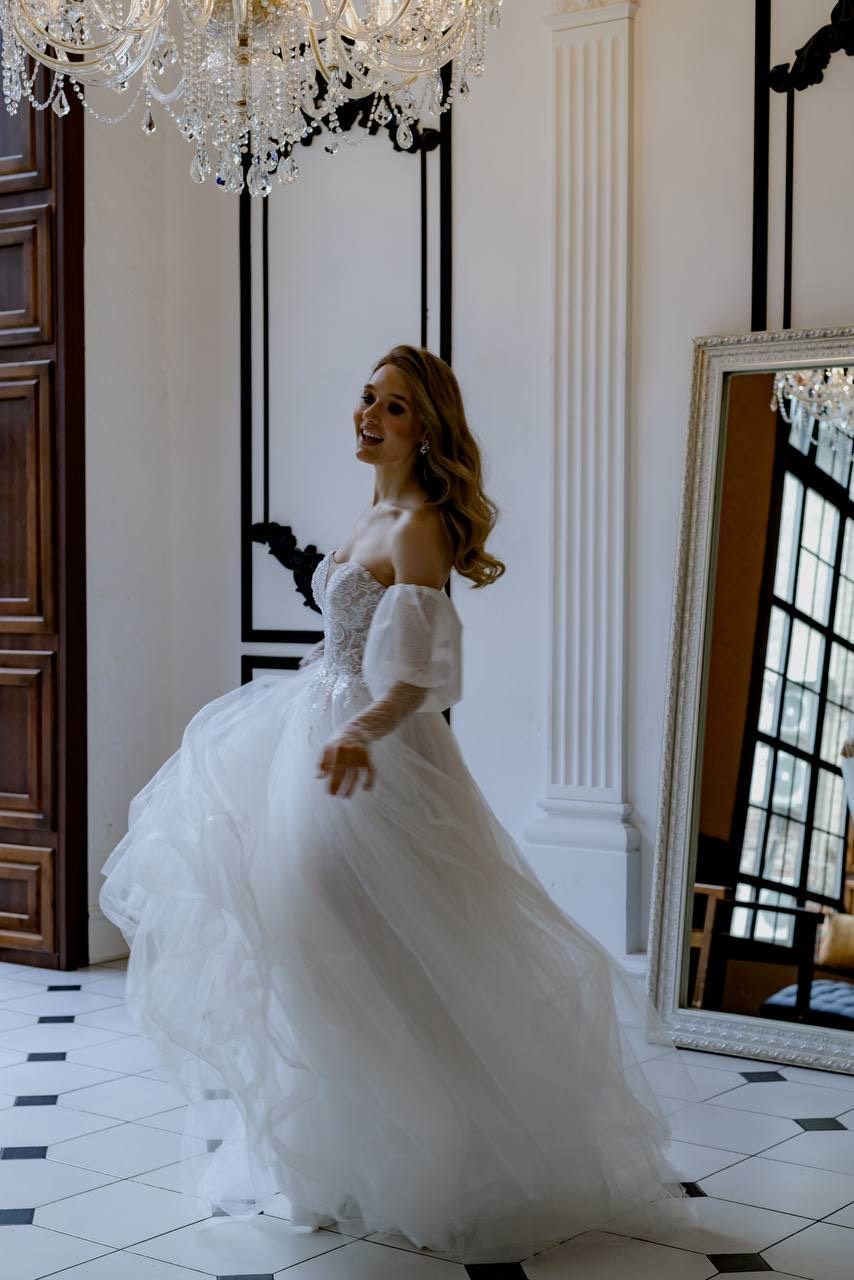 Braut trägt ein Empire Brautkleid mit weitem Tüll-Rock
