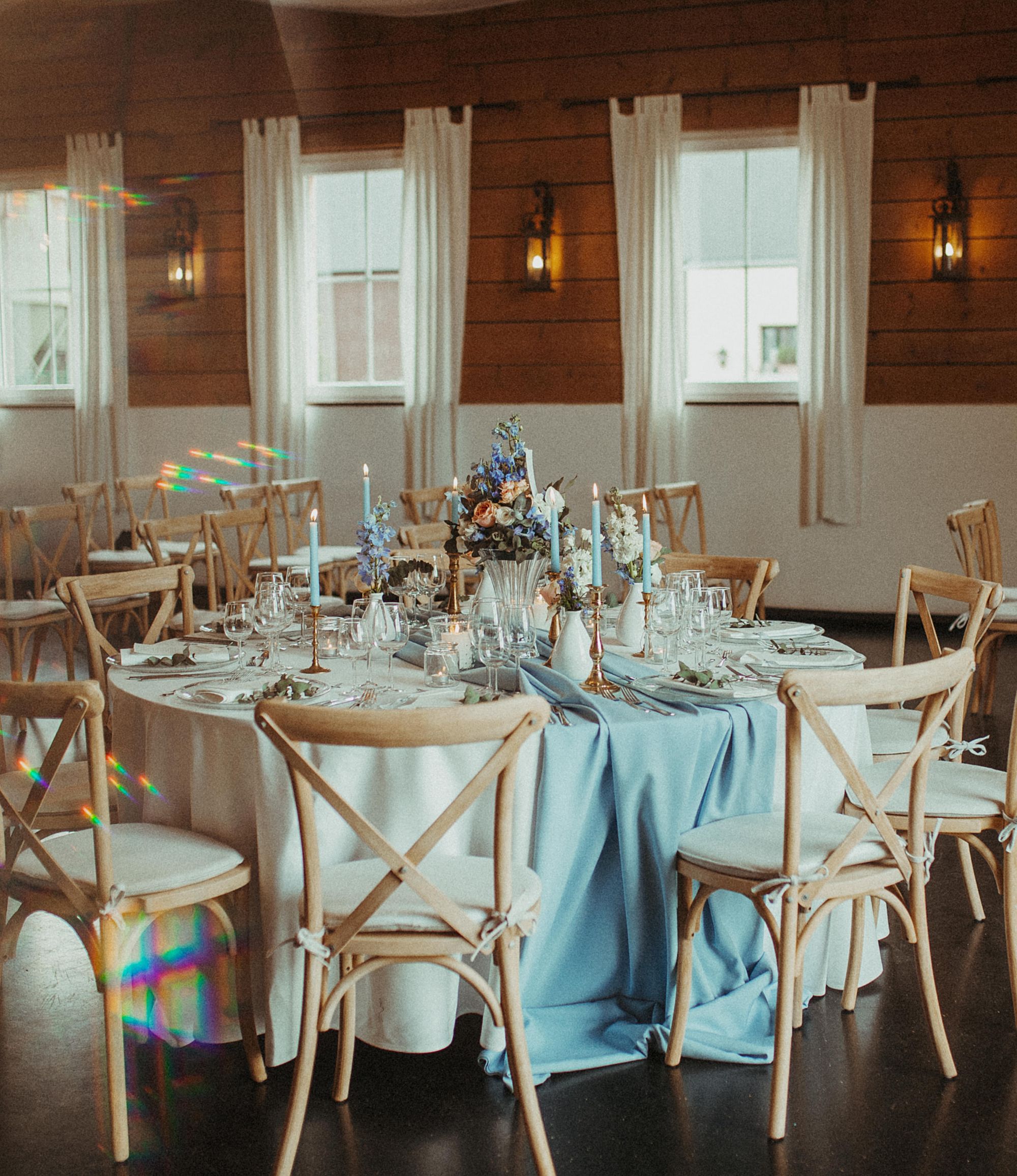 Ein wunderschön gedeckter Tisch mit blauen Elementen