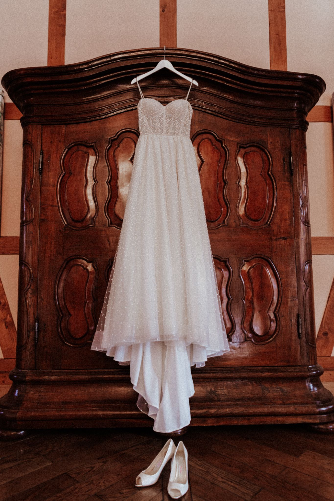 Das Brautkleid hängt am Schrank