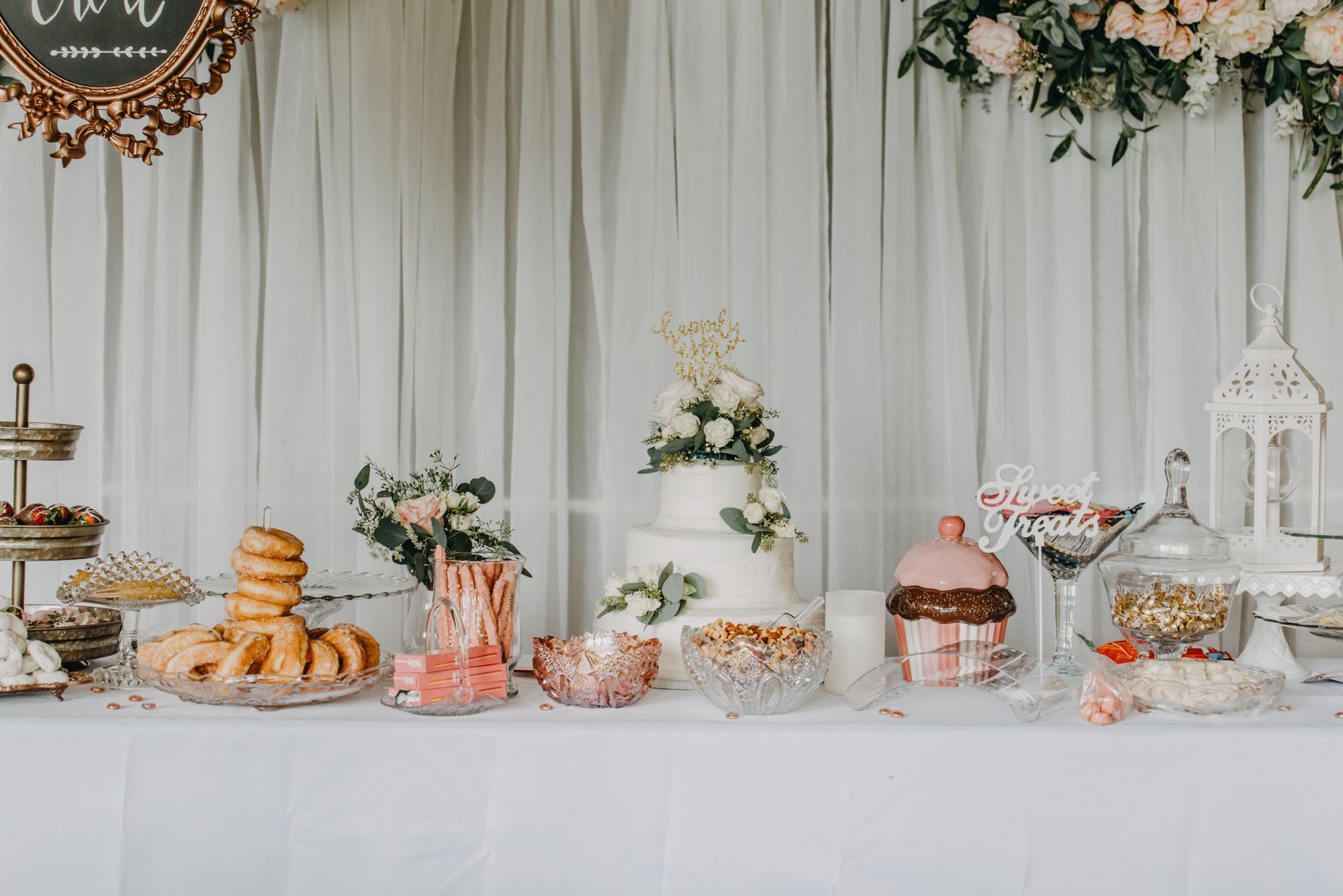 Sweet Table mit Donats und Torte
