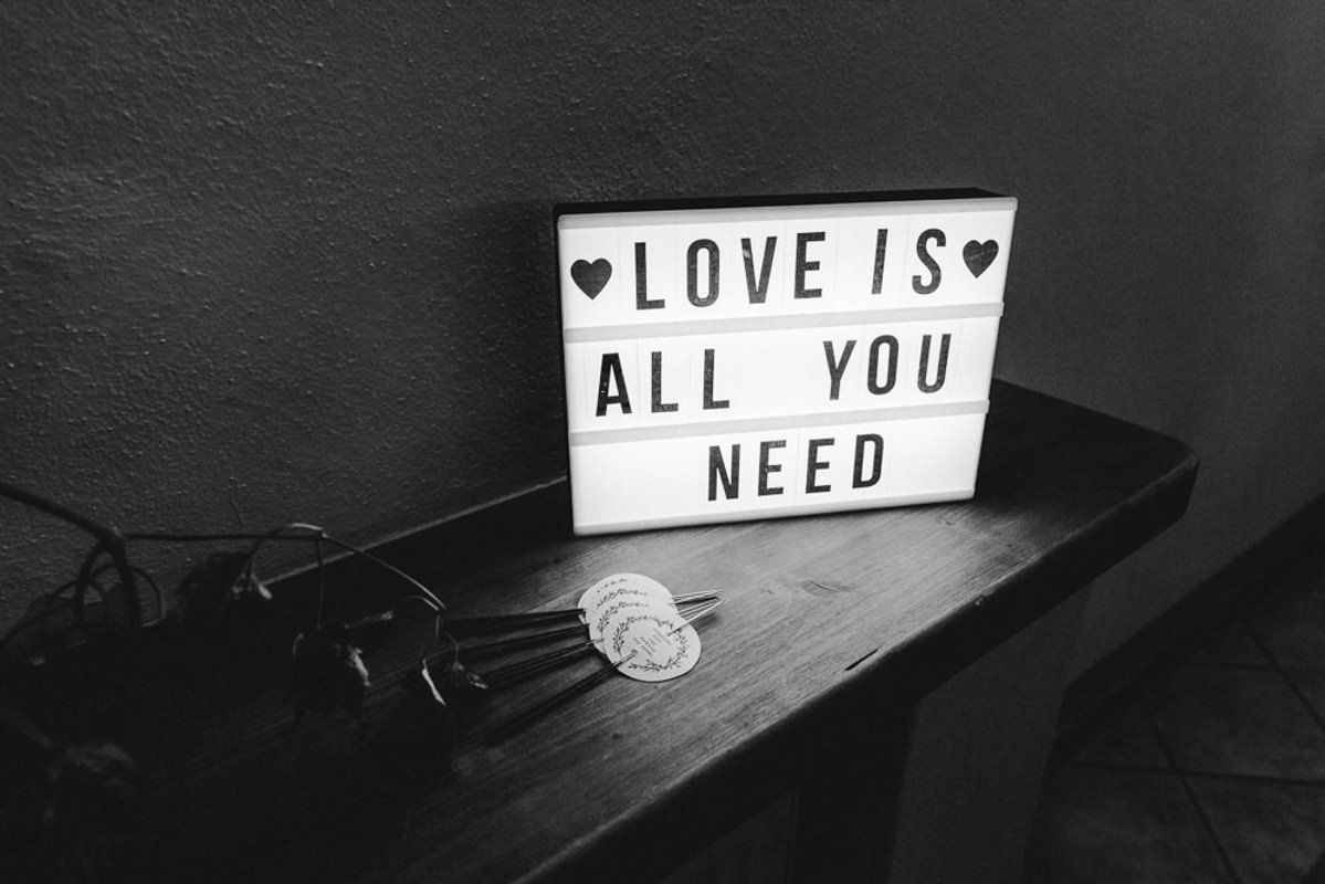 Love is all you need Spruchtafel