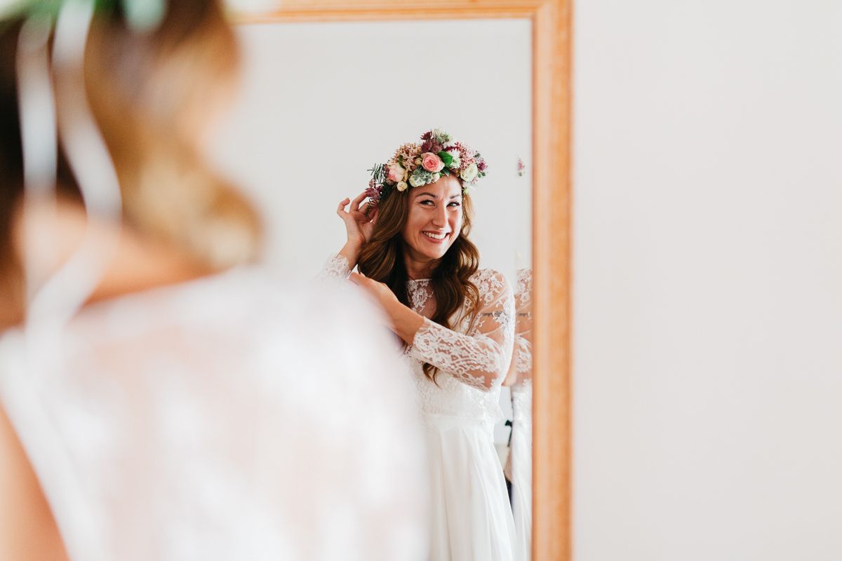 Details Braut mit Blumenkranz zur Bridal Shower Party