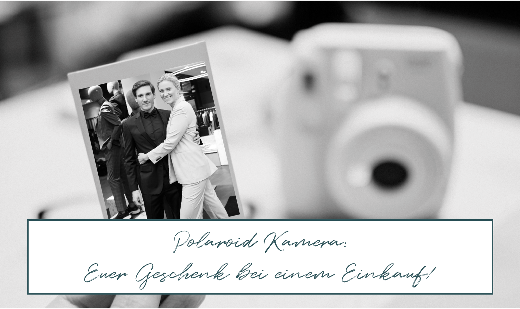 Polaroid-Kamera als Geschenk zum Anzug