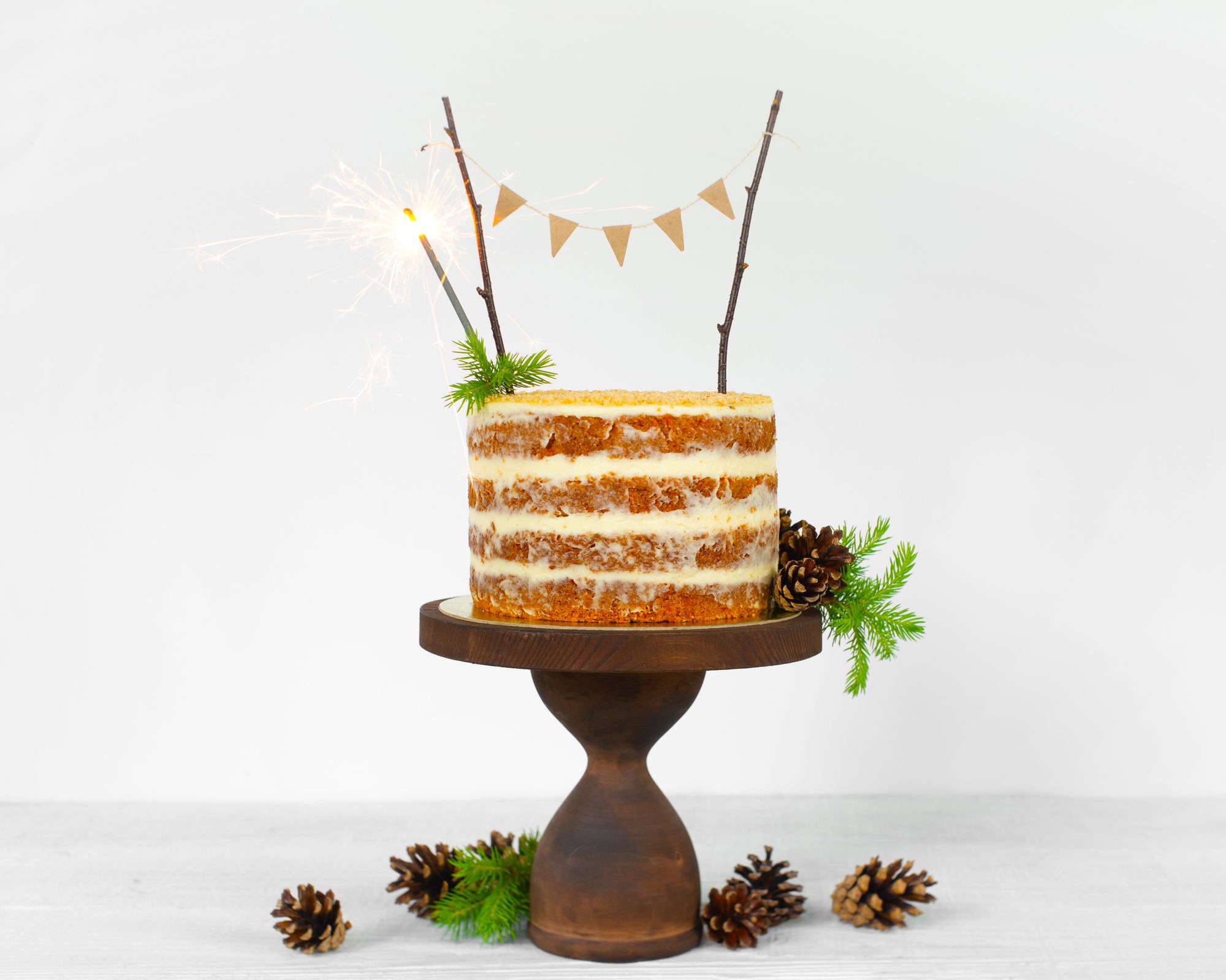 Eine Mini Girlande ist auf einer Torte