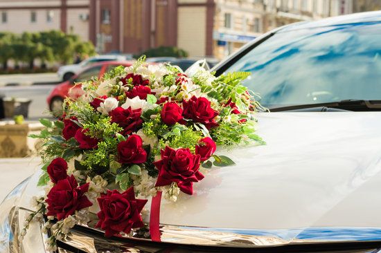 Ein großer Blumenstrauß liegt auf einer Motorhaube