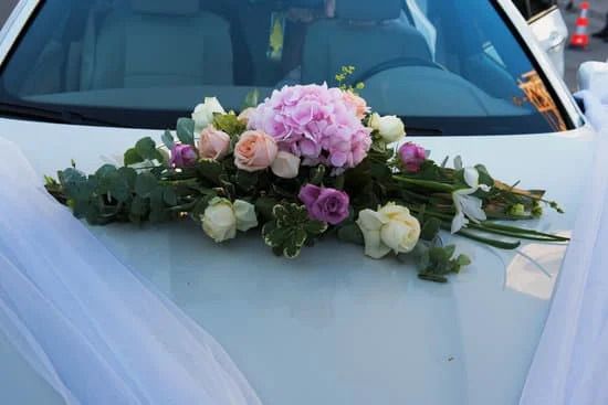 Bunter Blumenschmuck liegt auf der Motorhaube