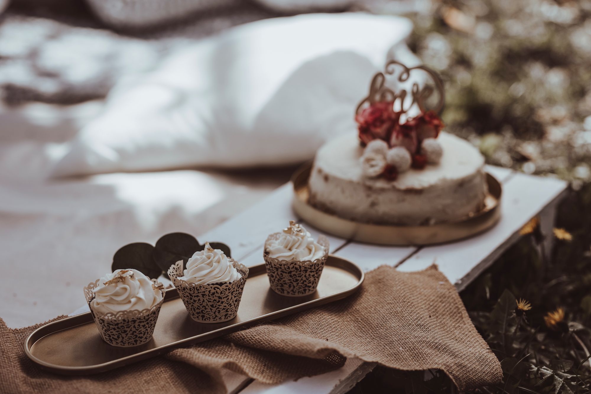 Hochzeitstorte und Cupcakes