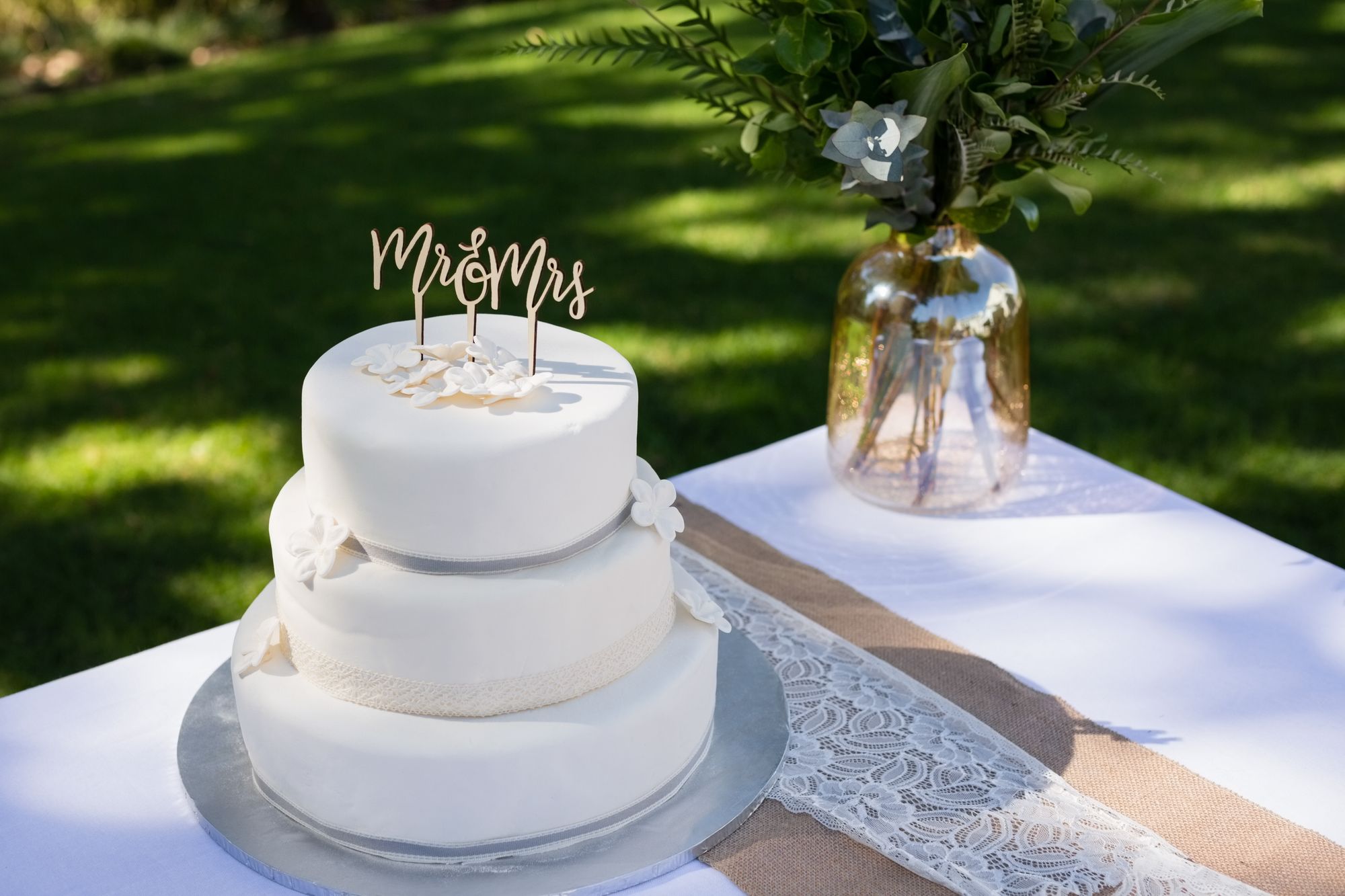 Mr & Mrs steht auf einer weißen Torte