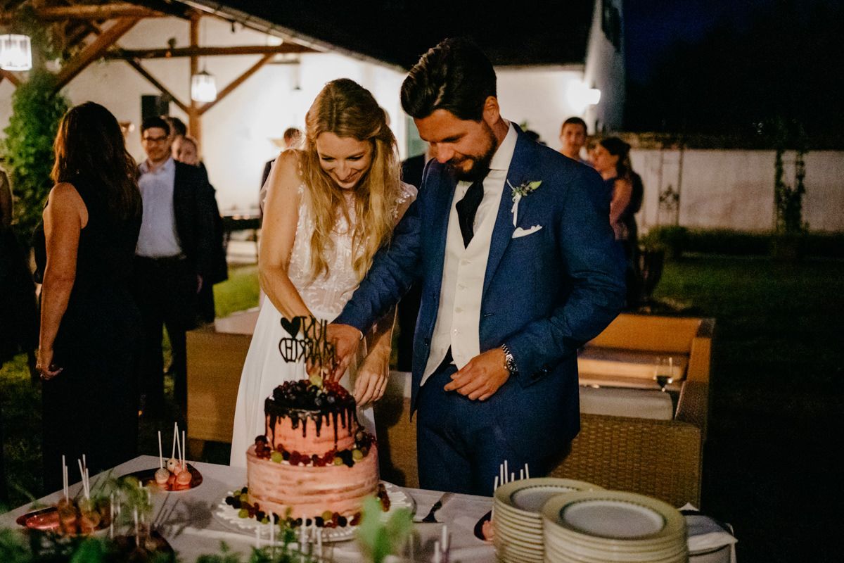 Eistorte Hochzeit: Ehepaar schneidet Eistore zusammen