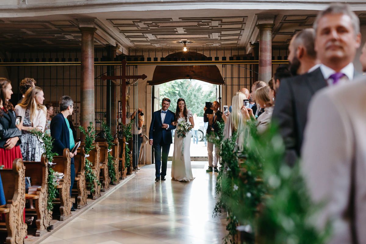 First Look beim Einzug der Braut in die Kirche