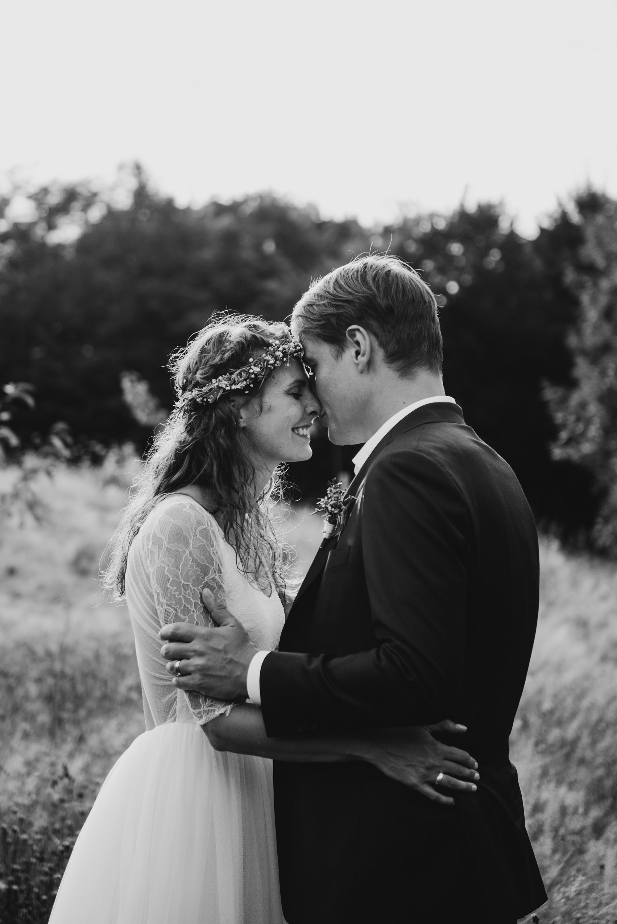 verliebtes Paar bekommt Glückwünsche zum Hochzeitstag