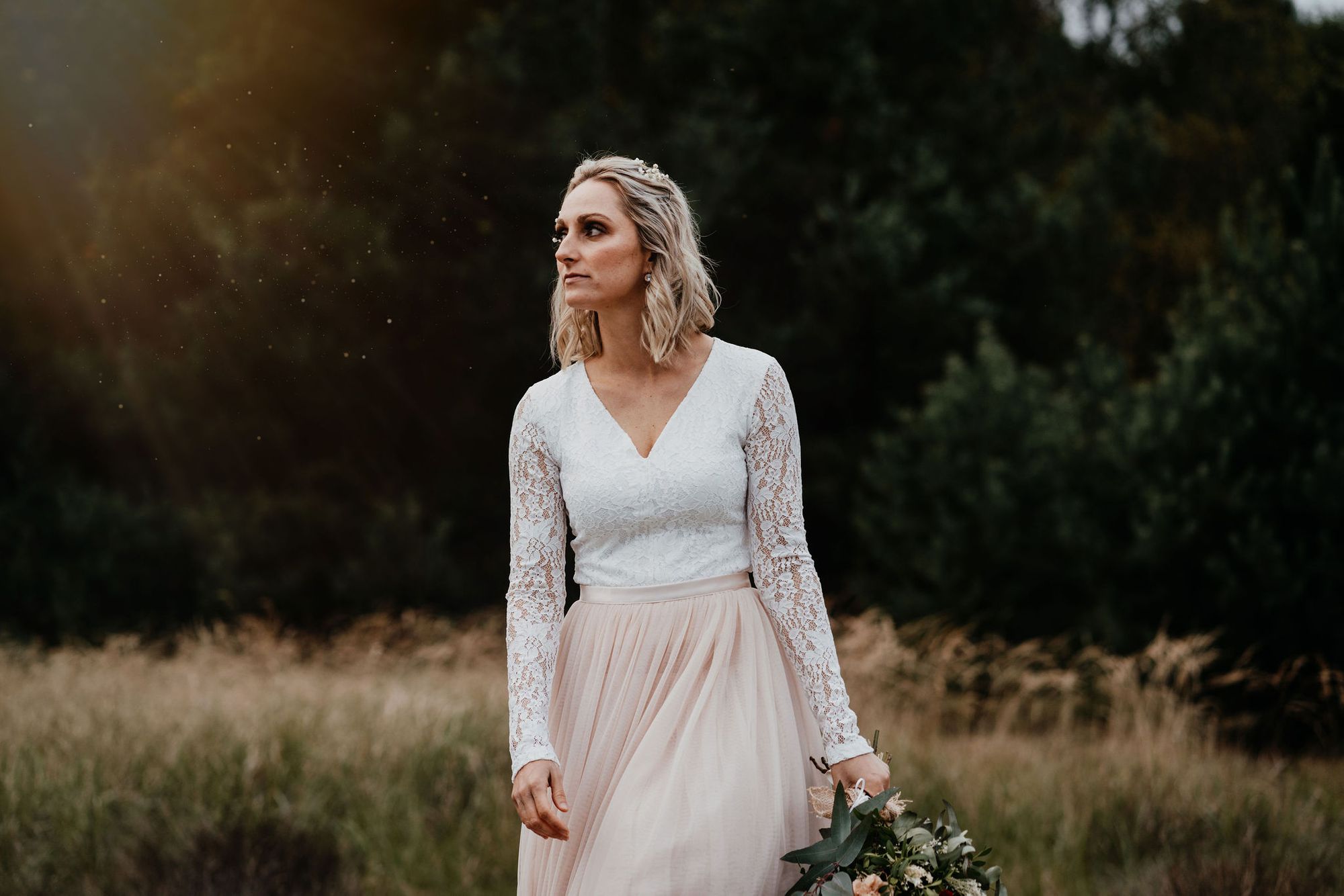 Braut im Sonnenuntergang mit Tüllrock in Blush