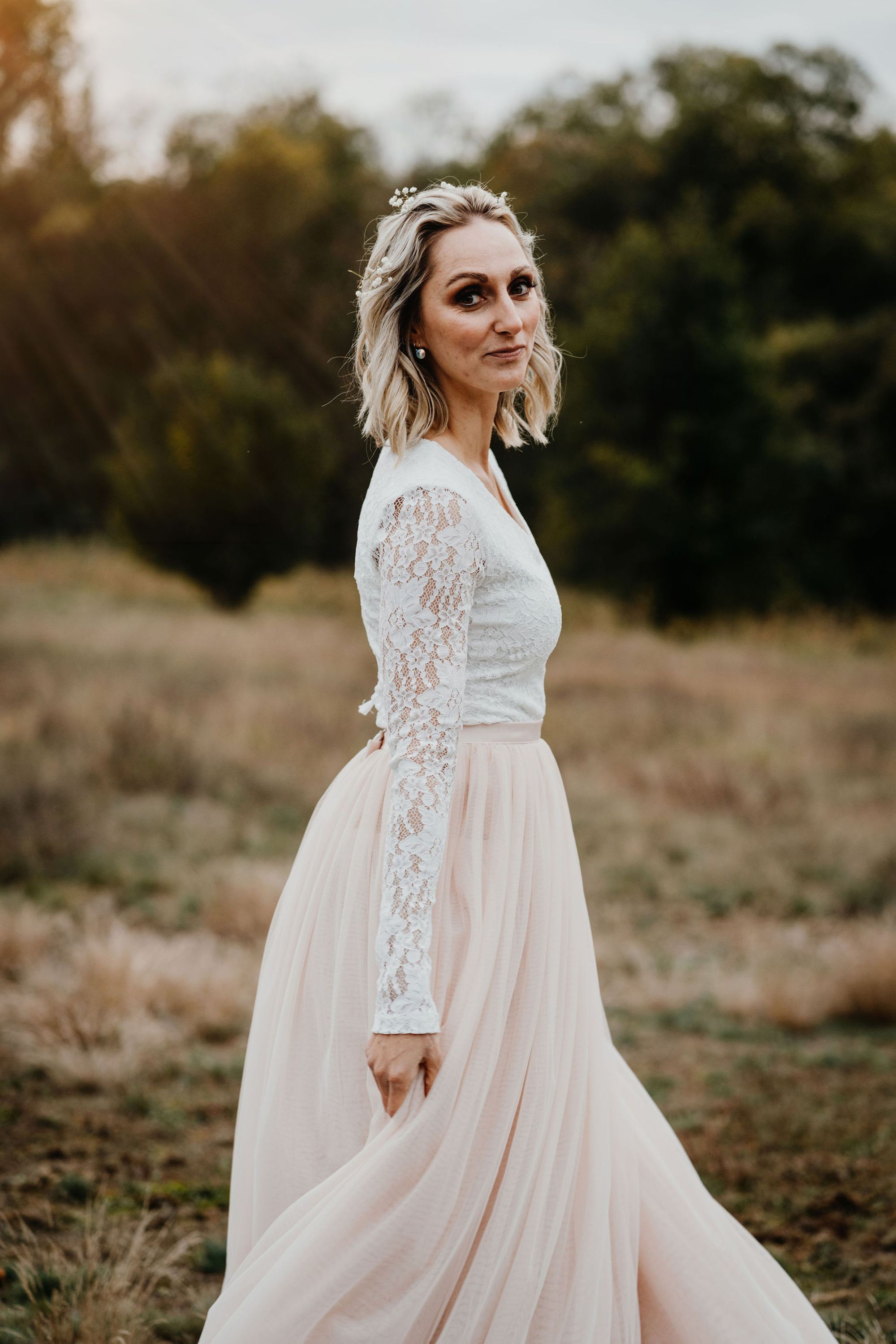 Braut im Sonnenuntergang mit Tüllrock in Blush