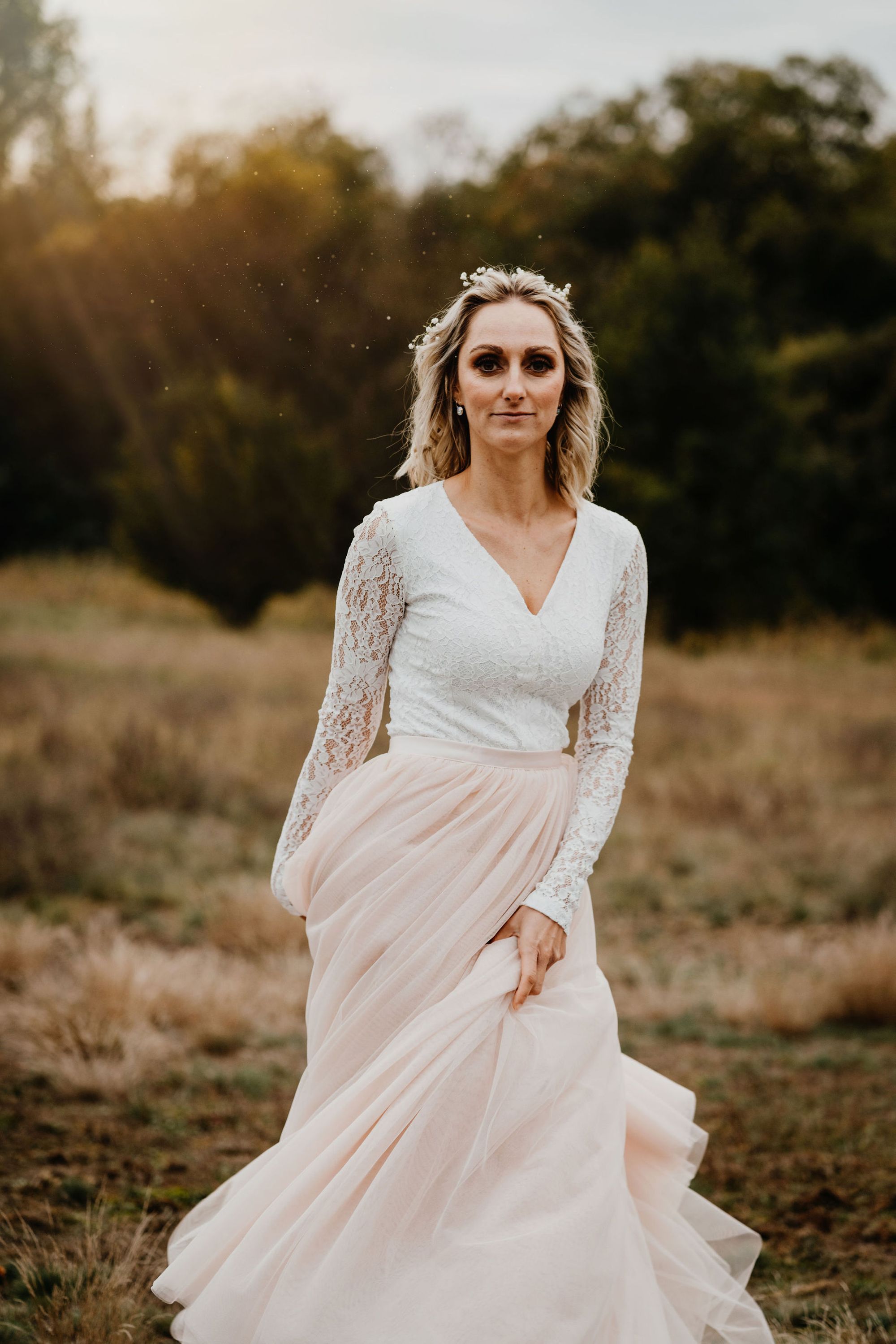 Braut im Sonnenuntergang mit Tüllrock in Blush