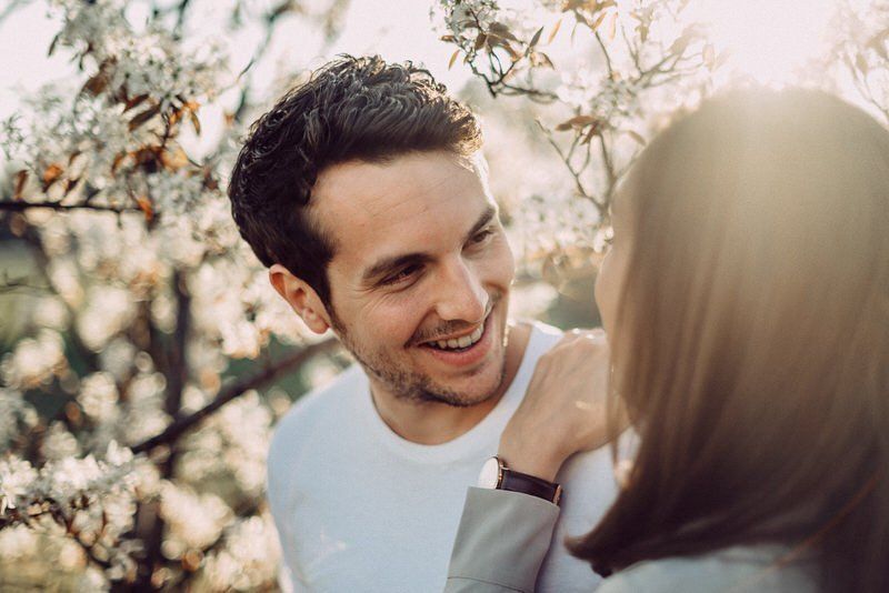 Heiratsantrag: Paar lächelt sich verliebt an