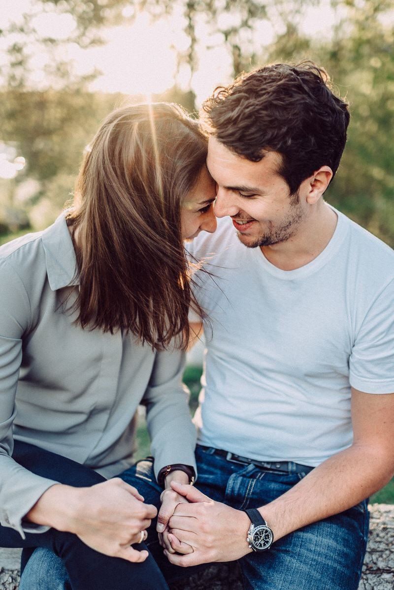 Heiratsantrag: Paar hält verliebt Händchen