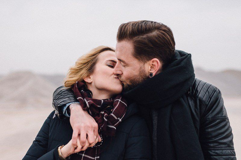 Paar küsst sich verliebt nach Heiratsantrag