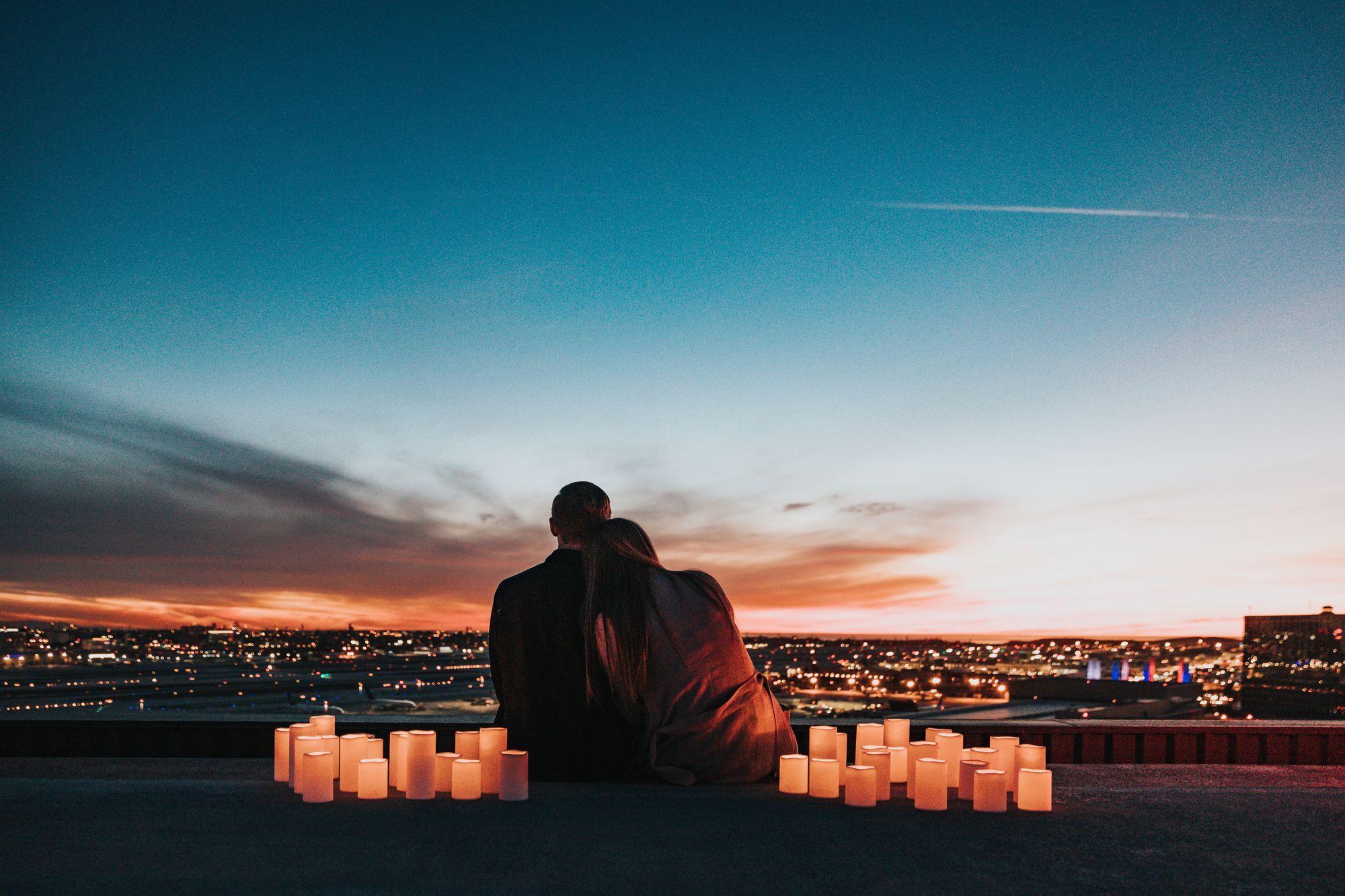 Heiratsantrag mit Aussicht und Kerzen
