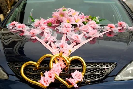 Der Autoschmuck besteht aus goldenen Herzen