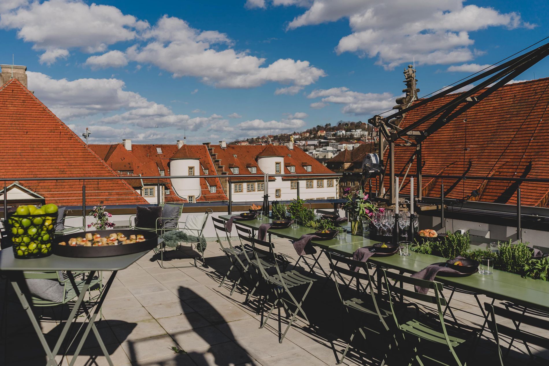 Dachterrasse mit Möbeln und Blick über Stuttgart